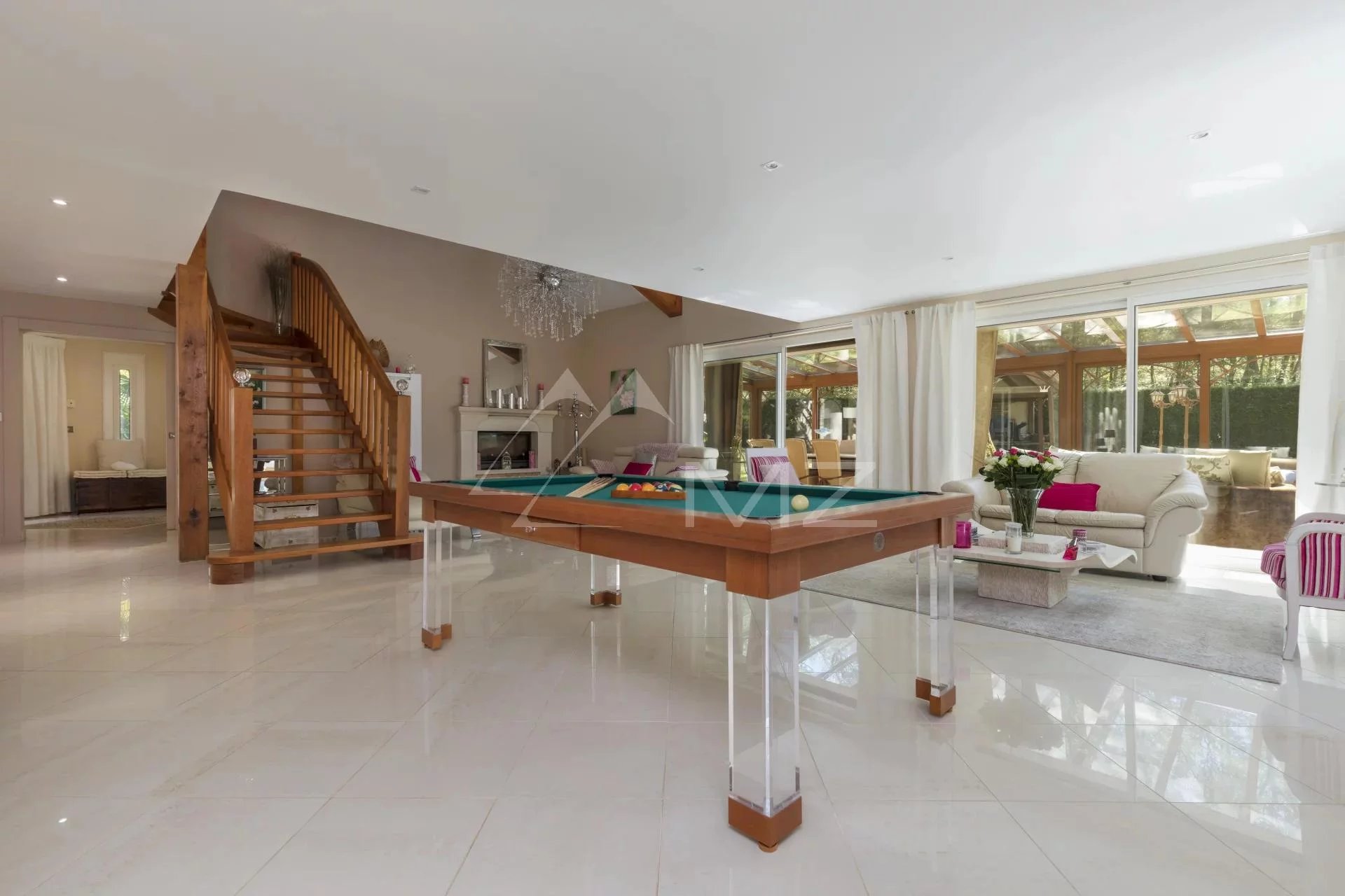Exceptional four-bedroom villa with veranda, garden, tennis court and swimming pool