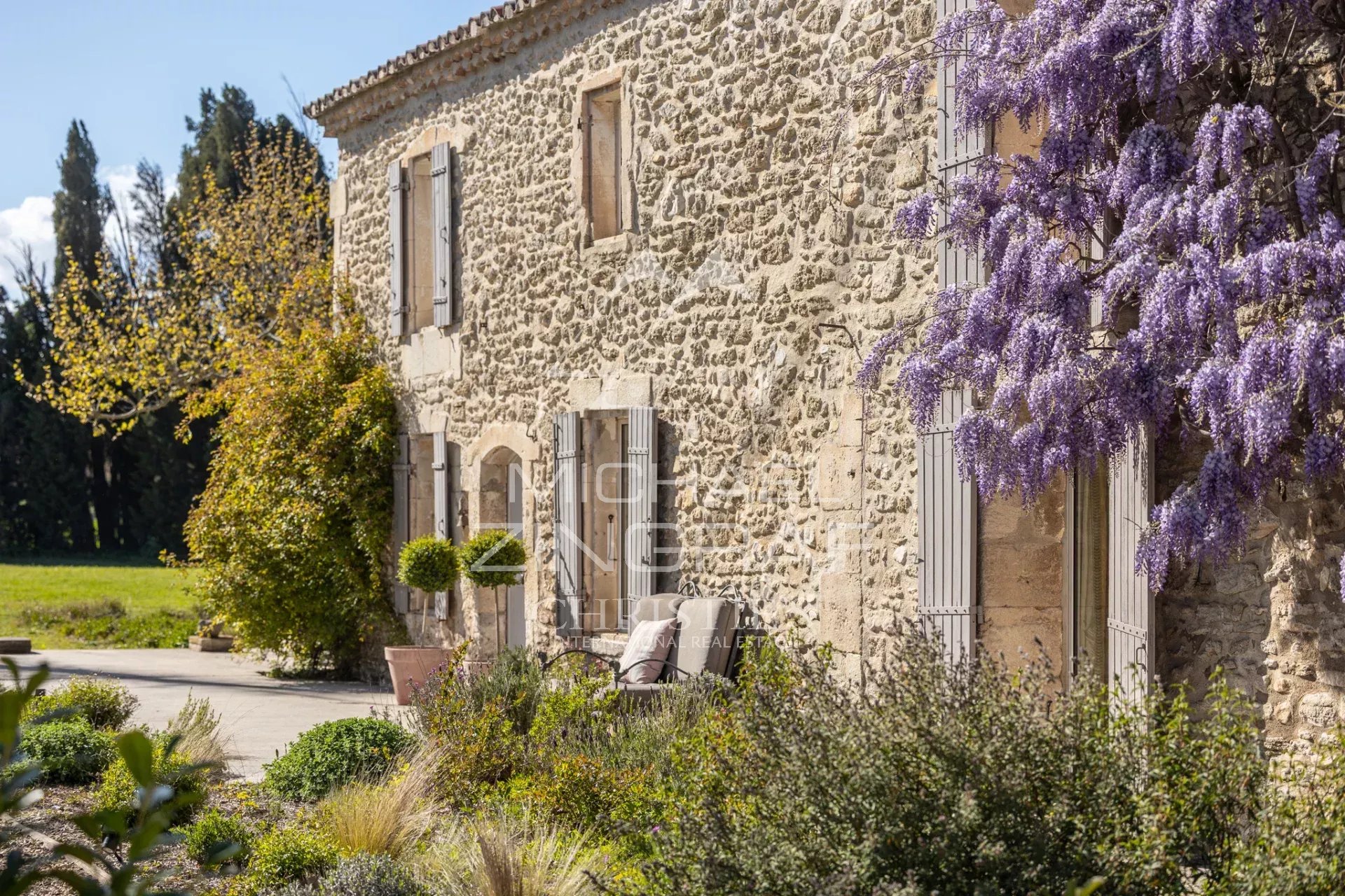 Mas provençal en pierre entouré d'oliviers