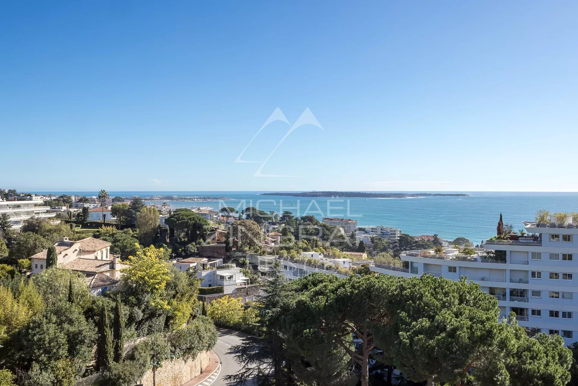 OFF MARKET - CANNES CROIX DES GARDES – LETZTE ETAGE – 3-ZIMMER-WOHNUNG MIT PANORAMAMERSAUSSICHT – POOL