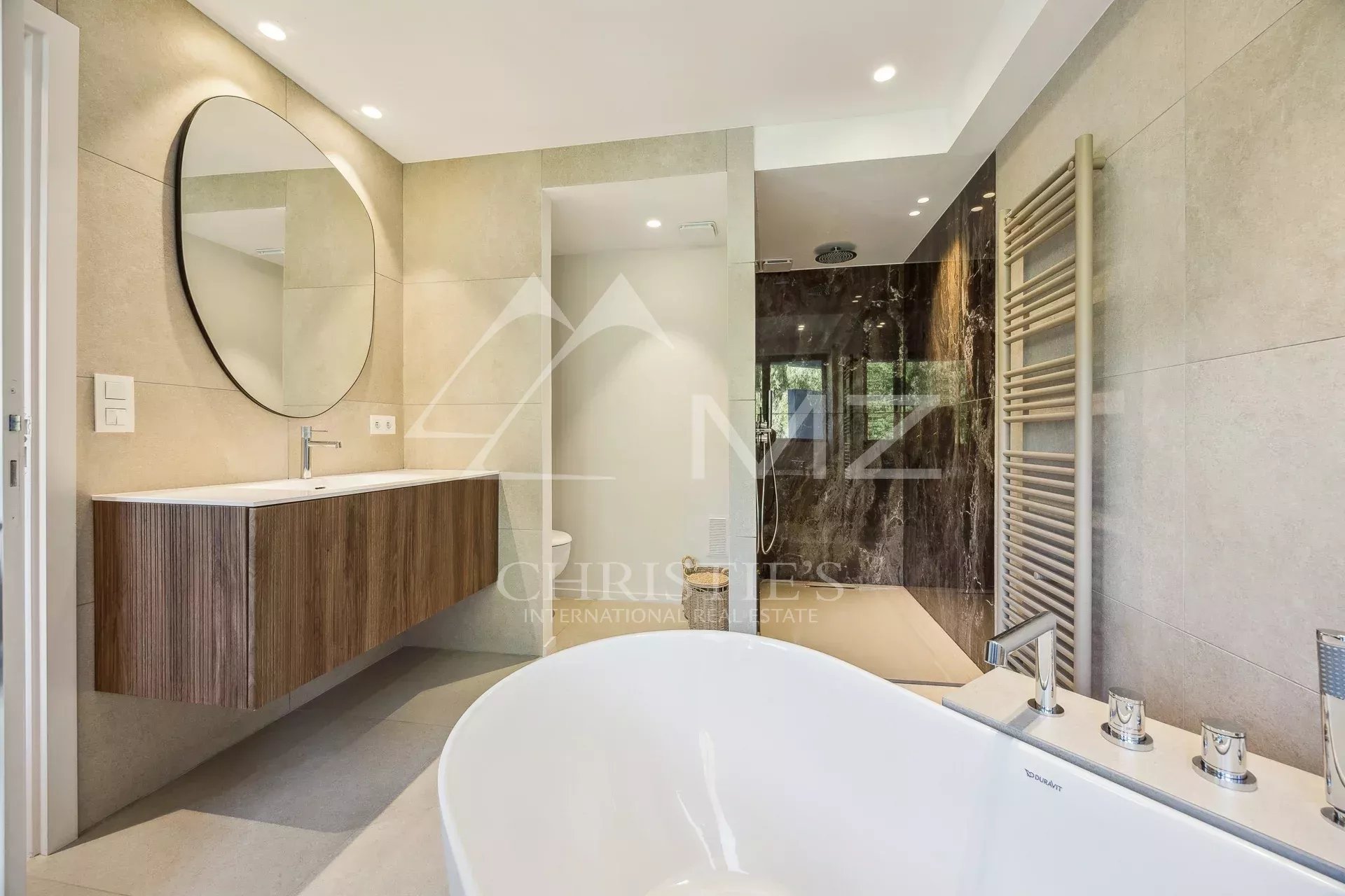 Contemporary corner apartment