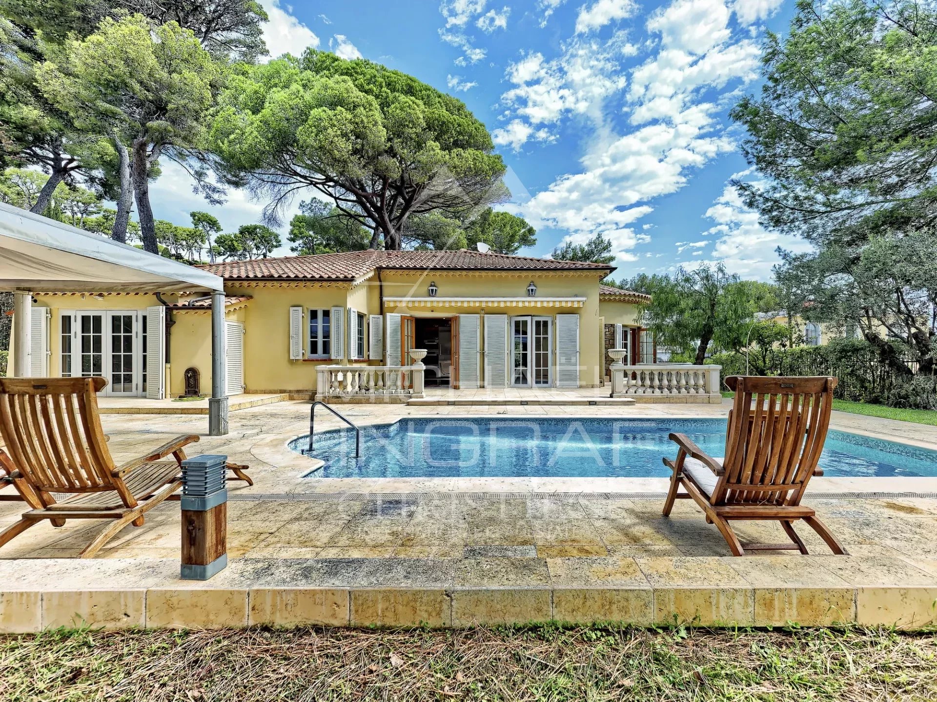 Cap d'Antibes - Villa with partial sea view, walking distance from La Garoupe