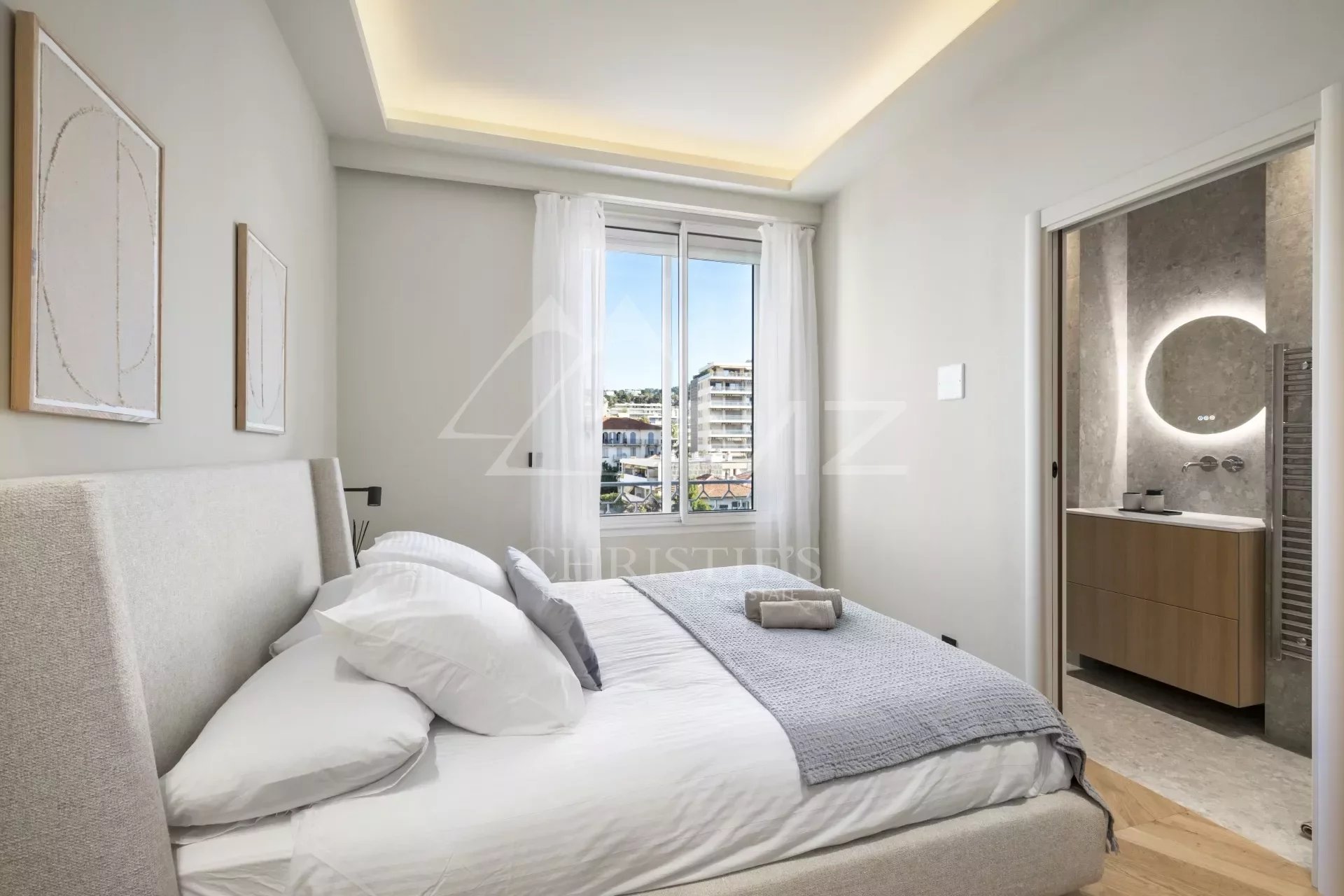 Cannes Croisette - Appartement 4 Pièces rénové - Vue mer - Etage élevé
