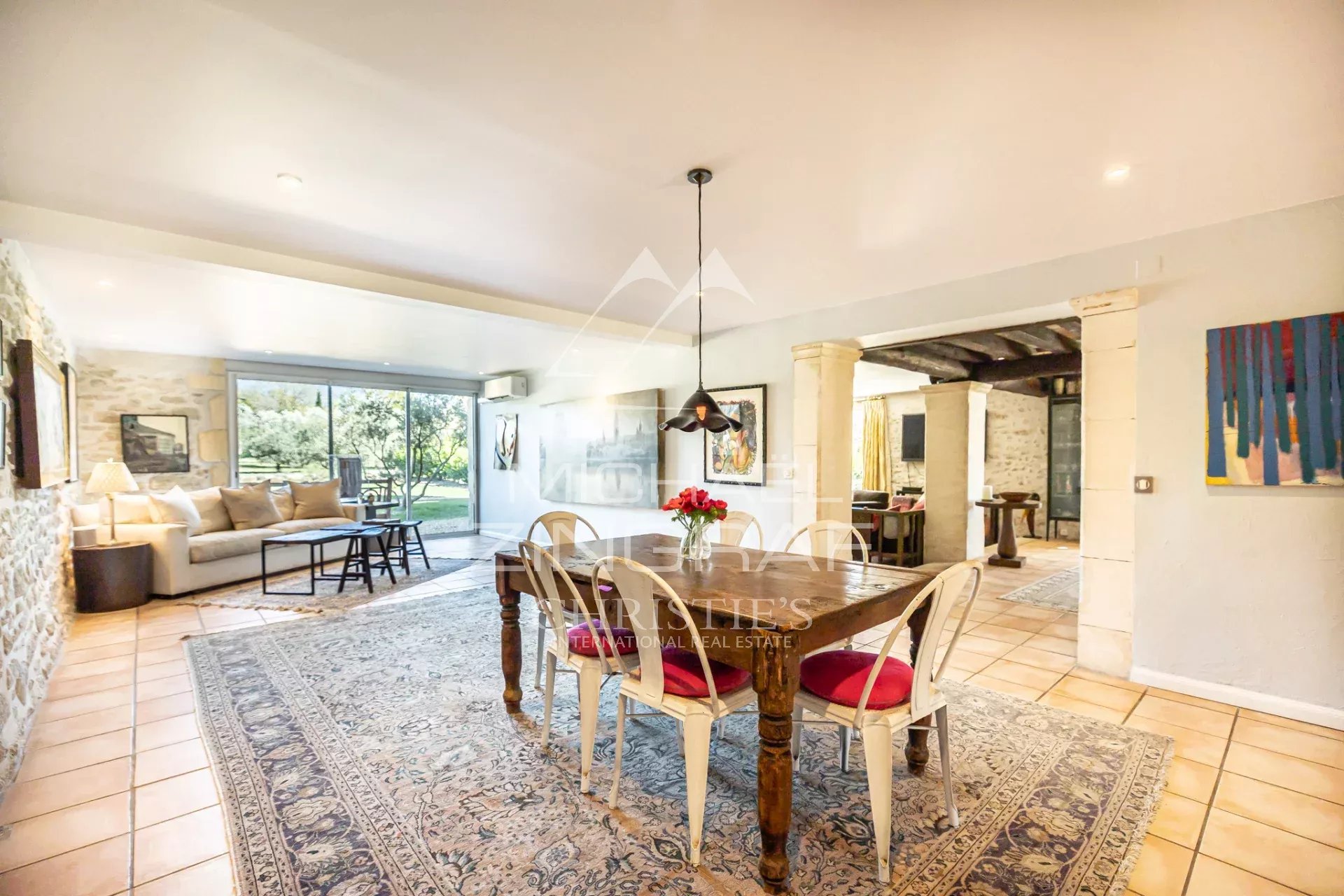 Mas provençal en pierre entouré d'oliviers