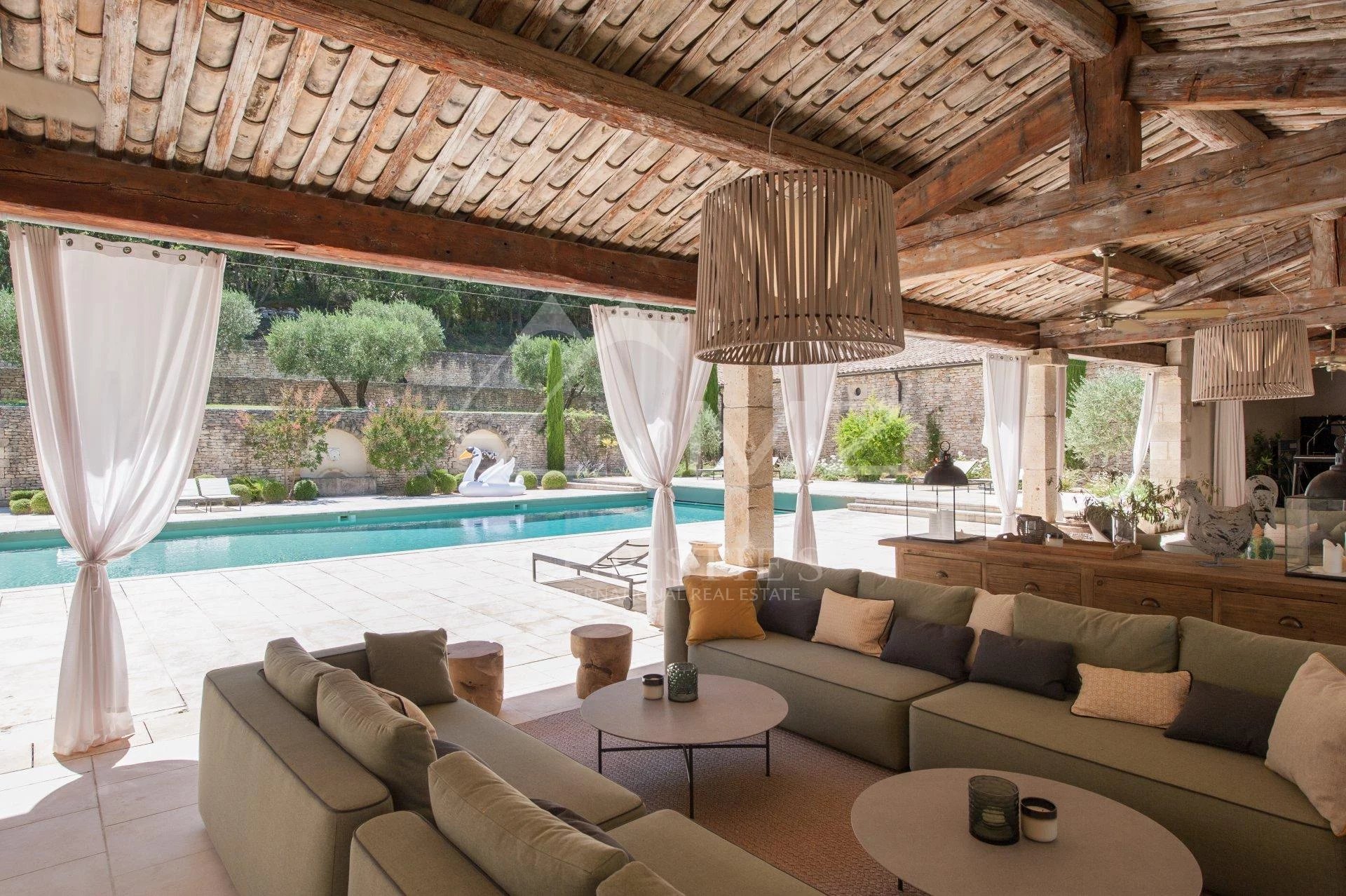 Luberon - Stunning property with heated pool and tennis court