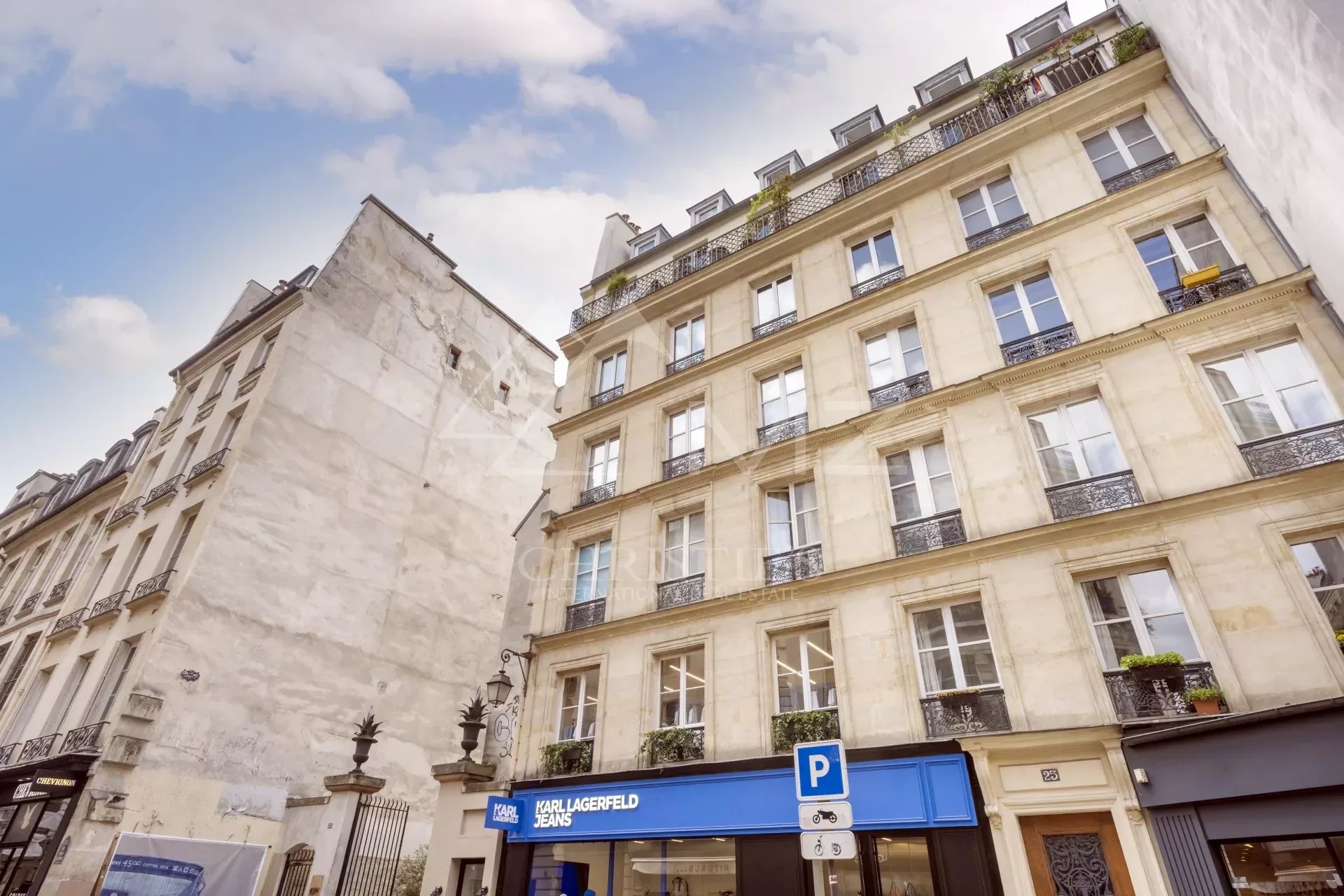 Apartment in Rue Vieille du Temple in the Marais to renovate