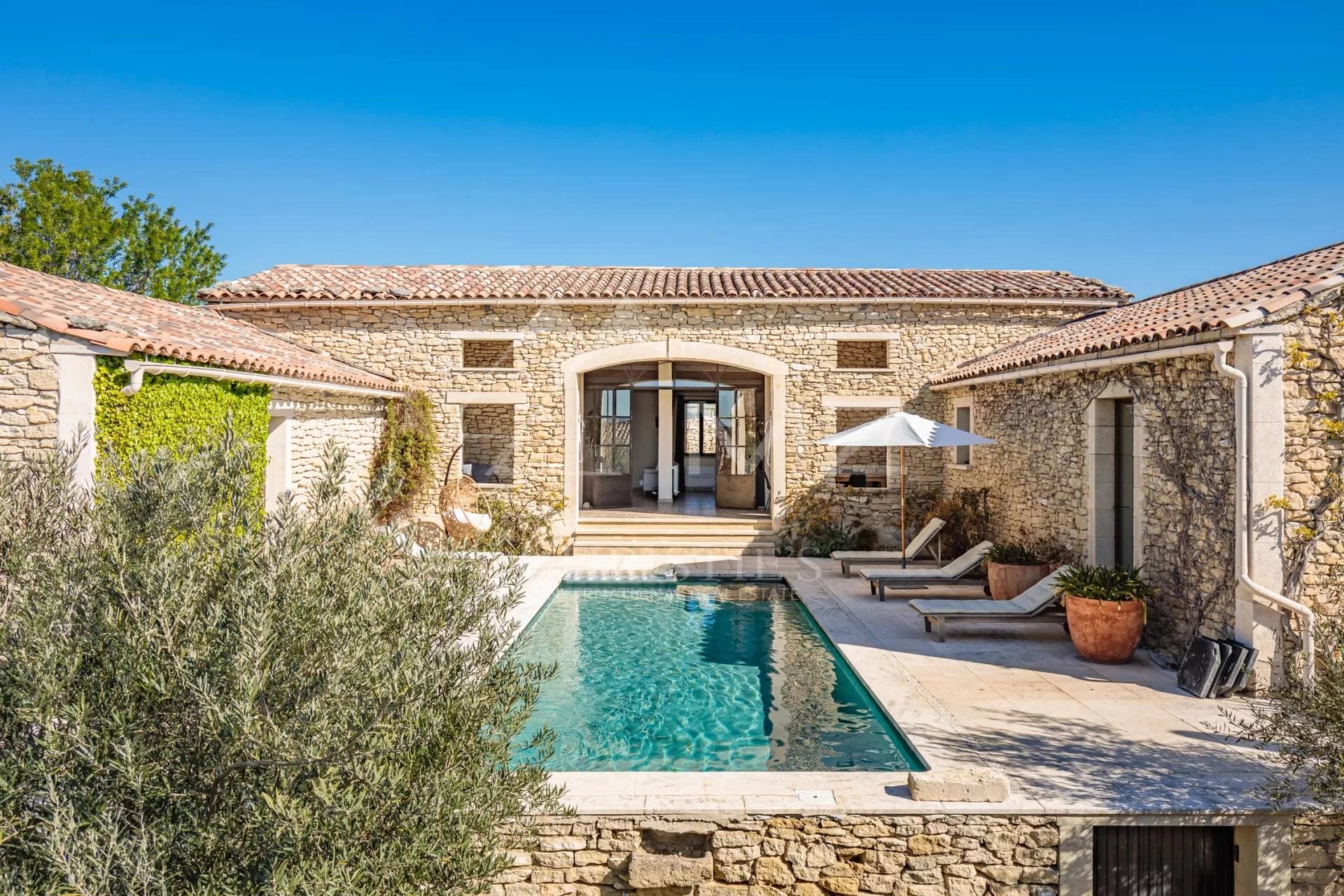 Gordes - Lovely stone built villa with heated pool