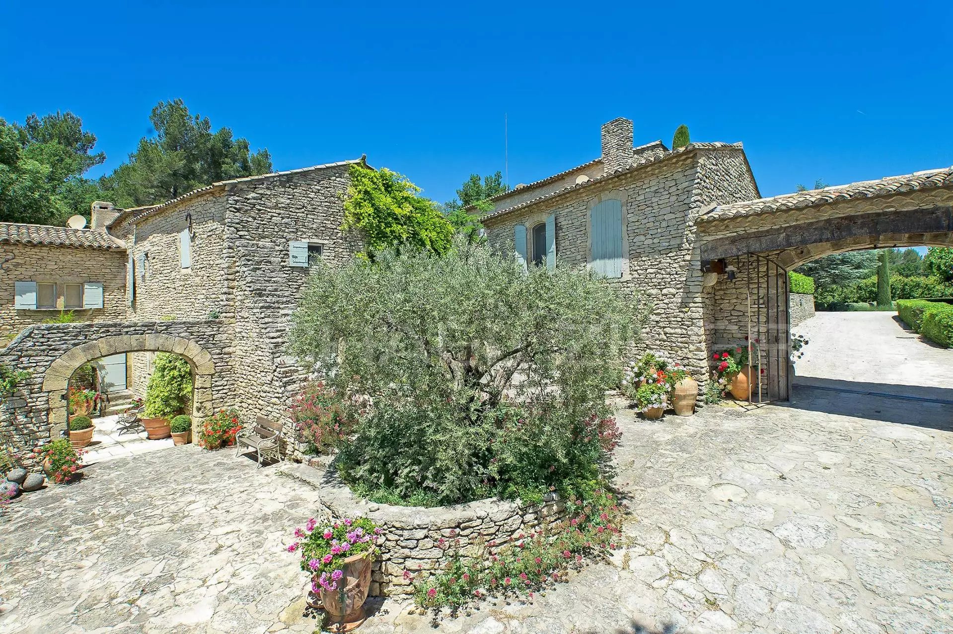Luberon - Stunning property with views
