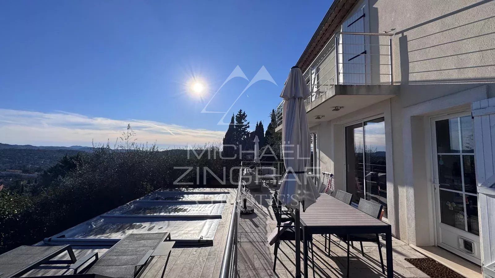 Adorable maison en position dominante et vue  panoramique