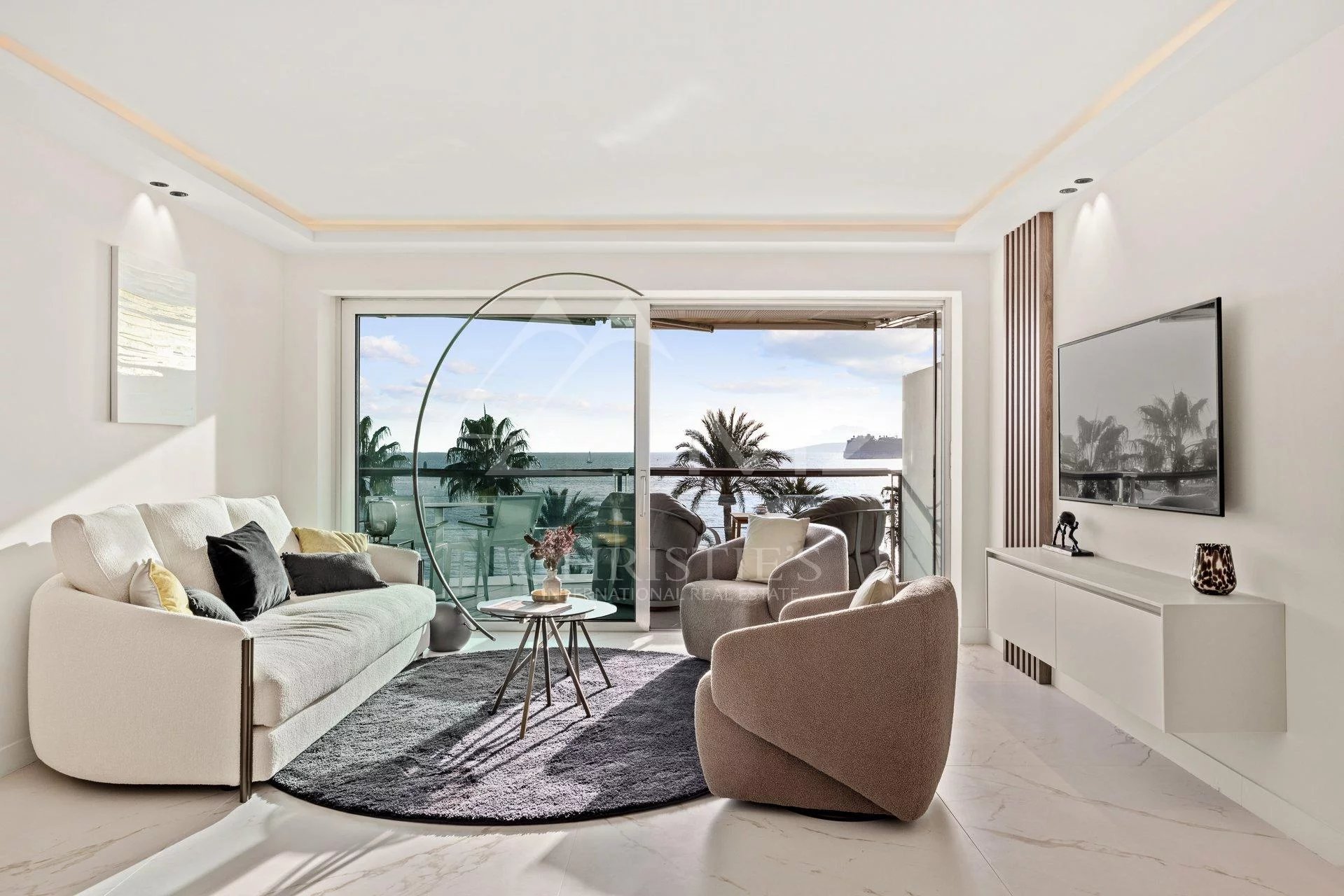 Cannes - Croisette - 3 room apartment with panoramic sea view