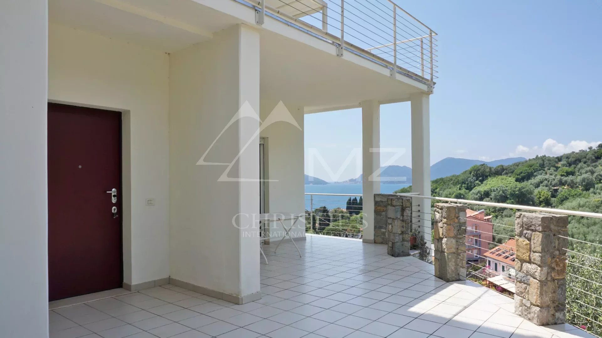 Élégante villa moderne avec de grandes fenêtres et vue sur la mer sur le golfe des Poètes à Fiascherino, Lerici