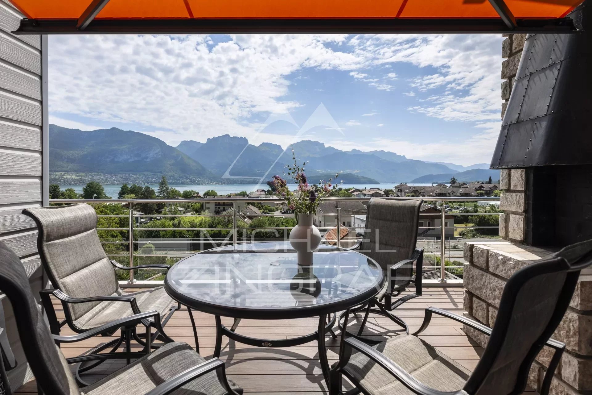 Contemporary villa with panoramic view of Lake Annecy