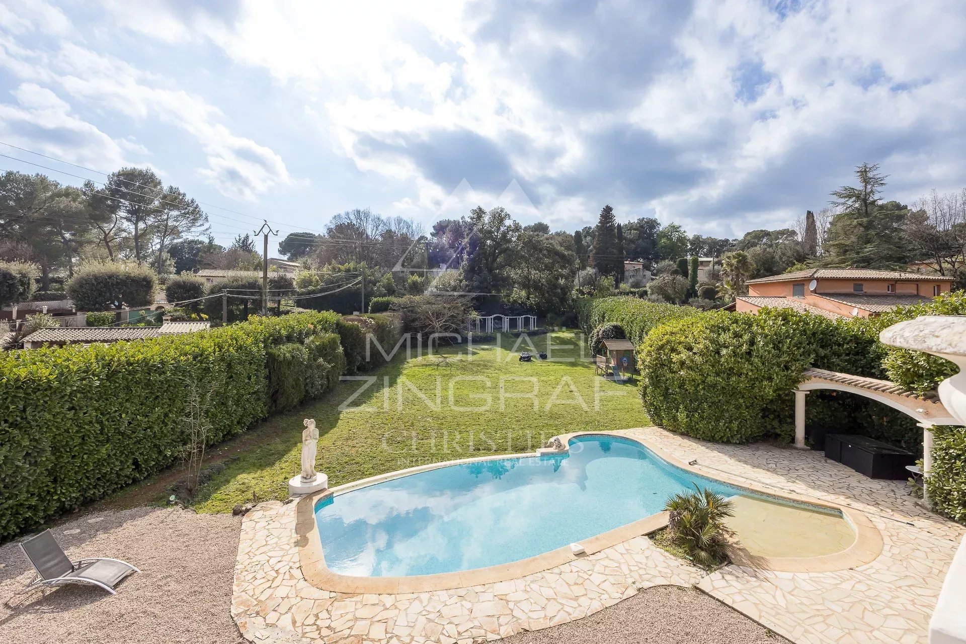 Roquefort-les-Pins – Élégante villa provençale moderne au cœur d’un environnement verdoyant