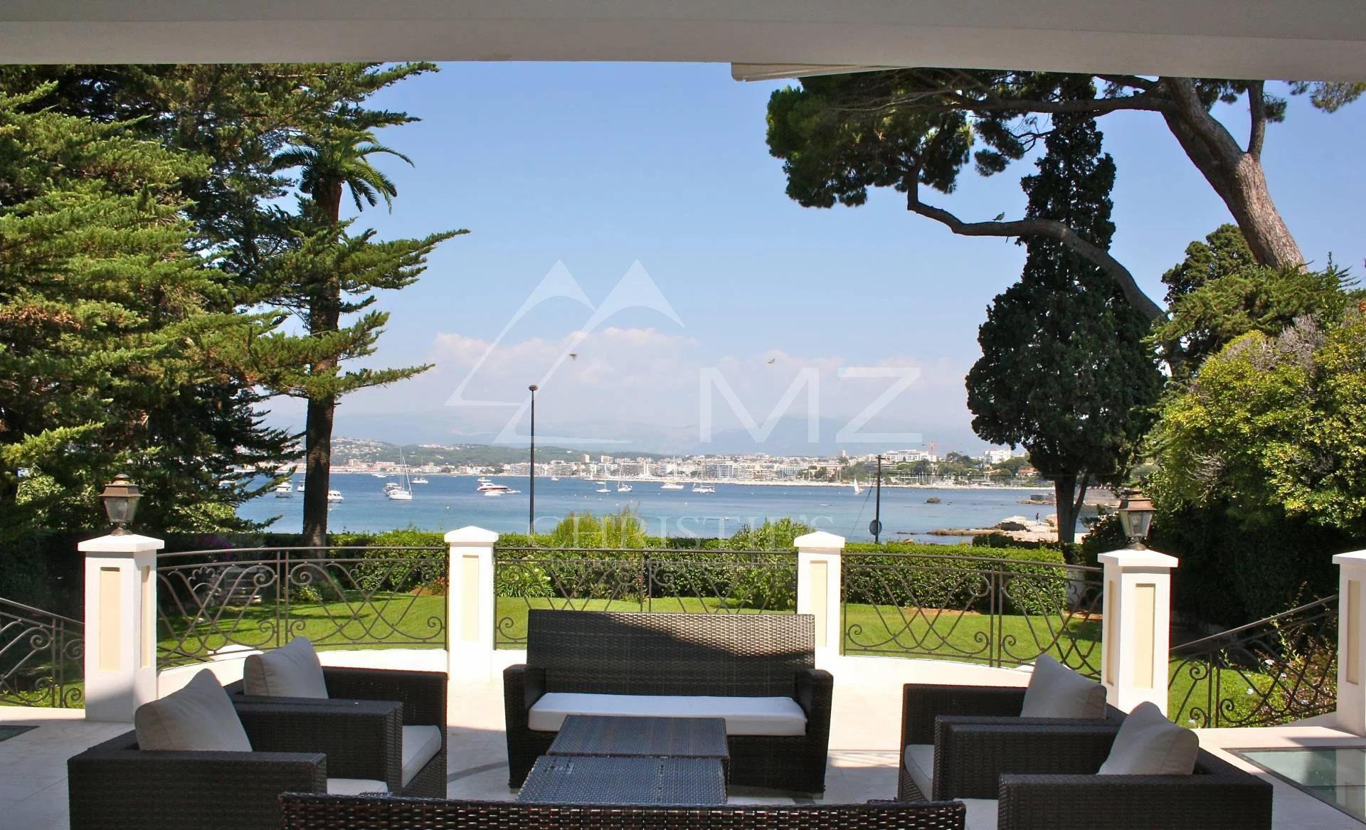 Villa mit Panorama-Meerblick in perfektem Zustand