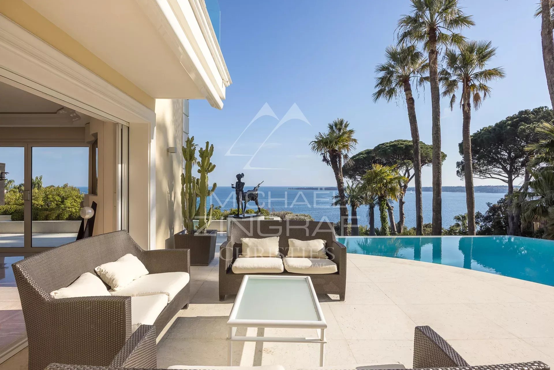 Cannes – Private and Gated Estate – Panoramic Sea View