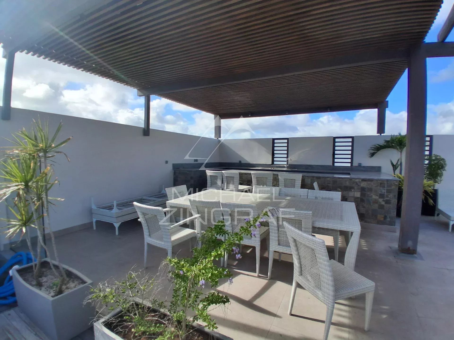 Penthouse d'Exception avec Rooftop Privatif, Piscine et Accès à une Plage Privée