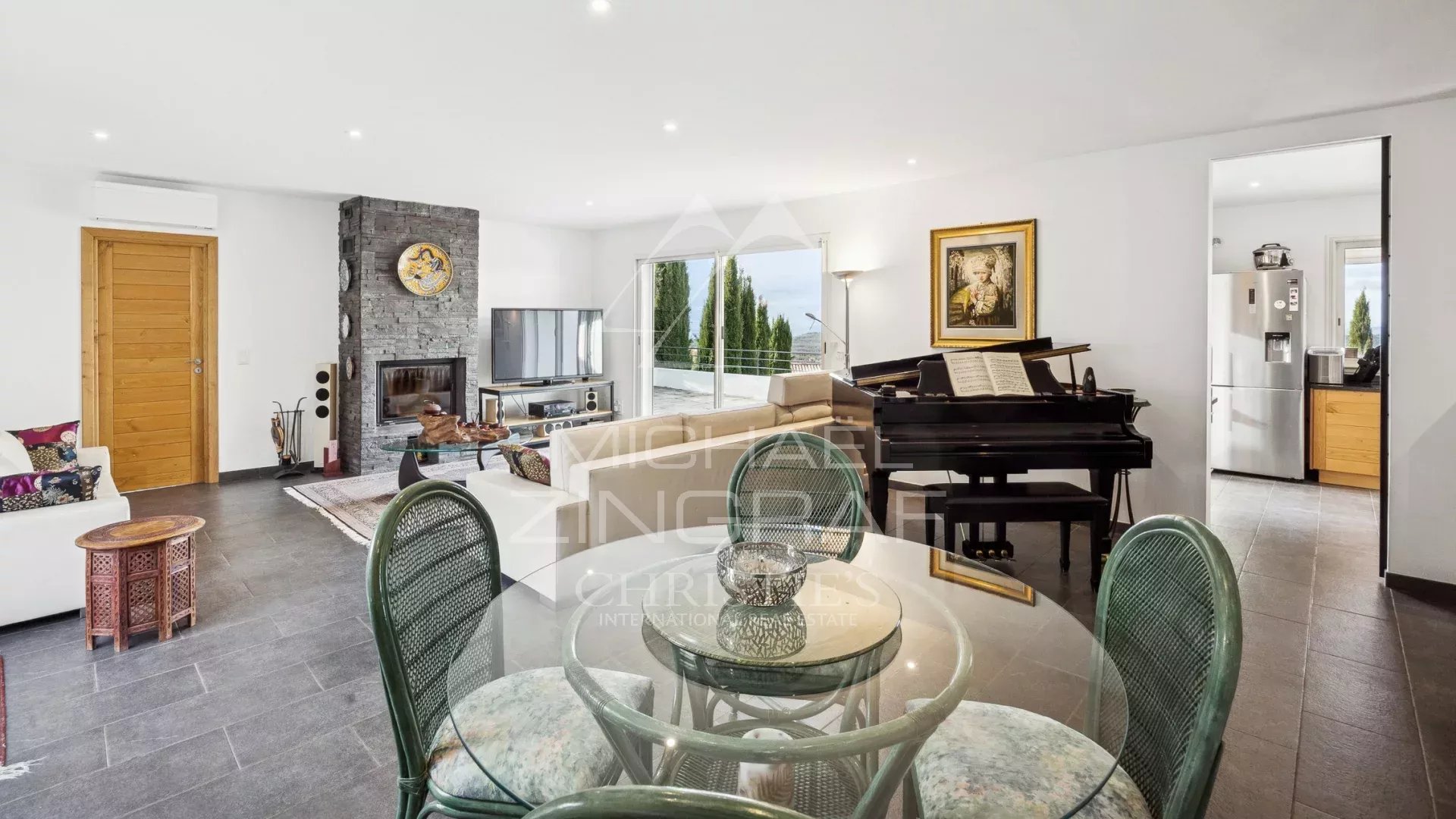 Elegant contemporary villa in a dominant position – Sea view on the horizon