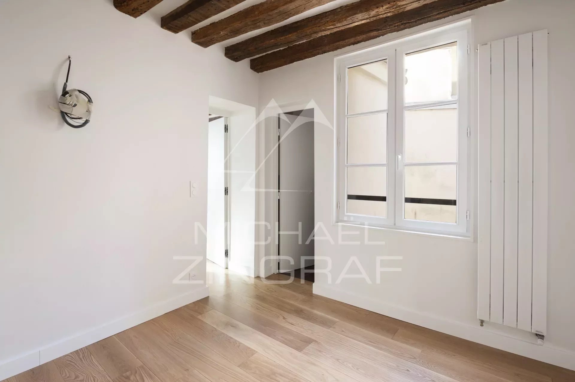 Prestigious building with commercial and residential sections in the Marais district
