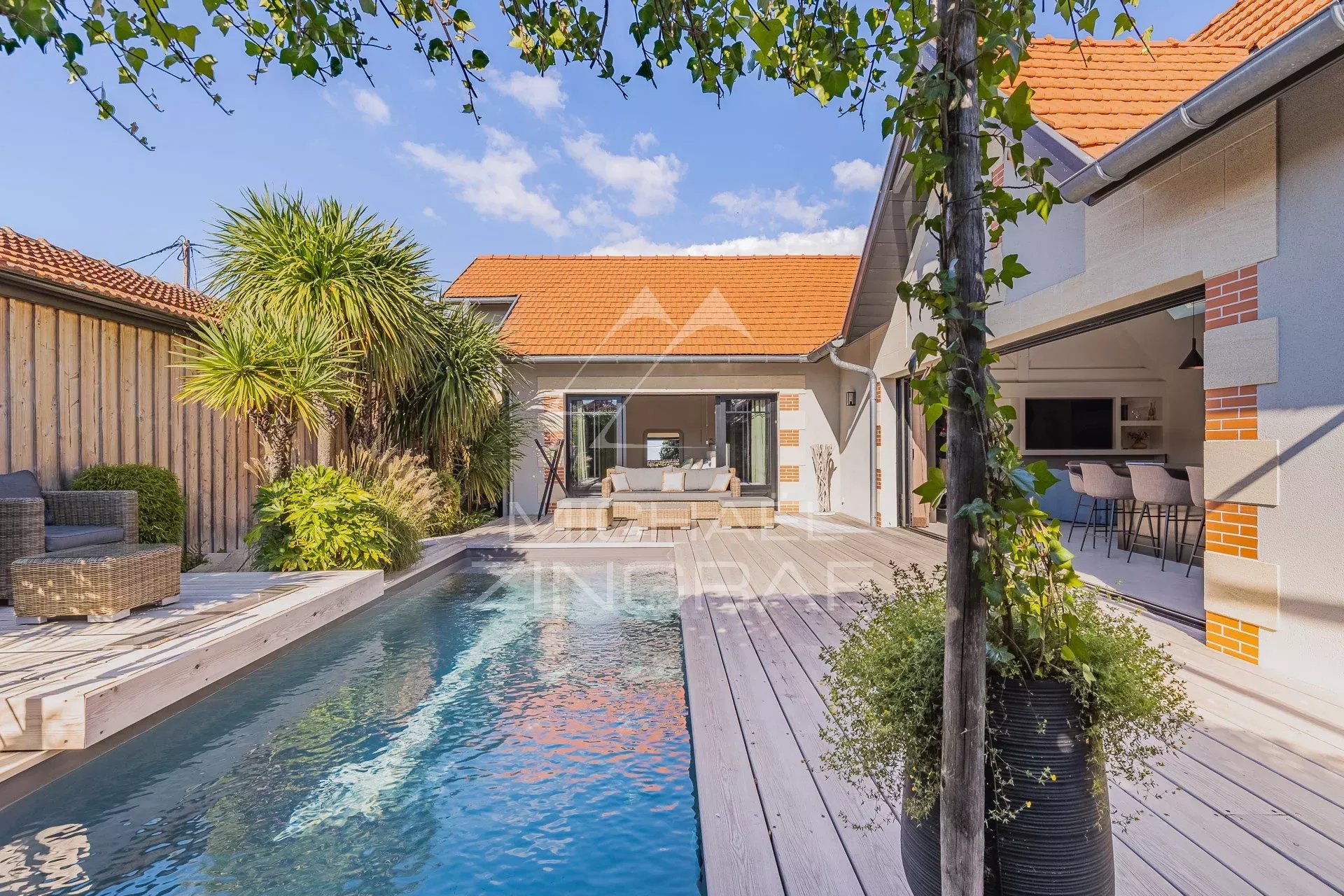 Grande maison contemporaine dans quartier calme