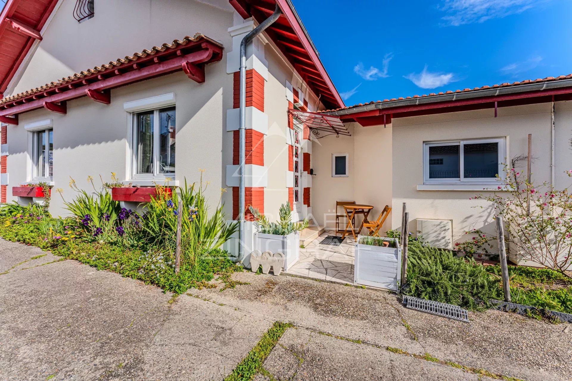 TOWN HOUSE A STONE'S THROW FROM THE BEACH AND SHOPS