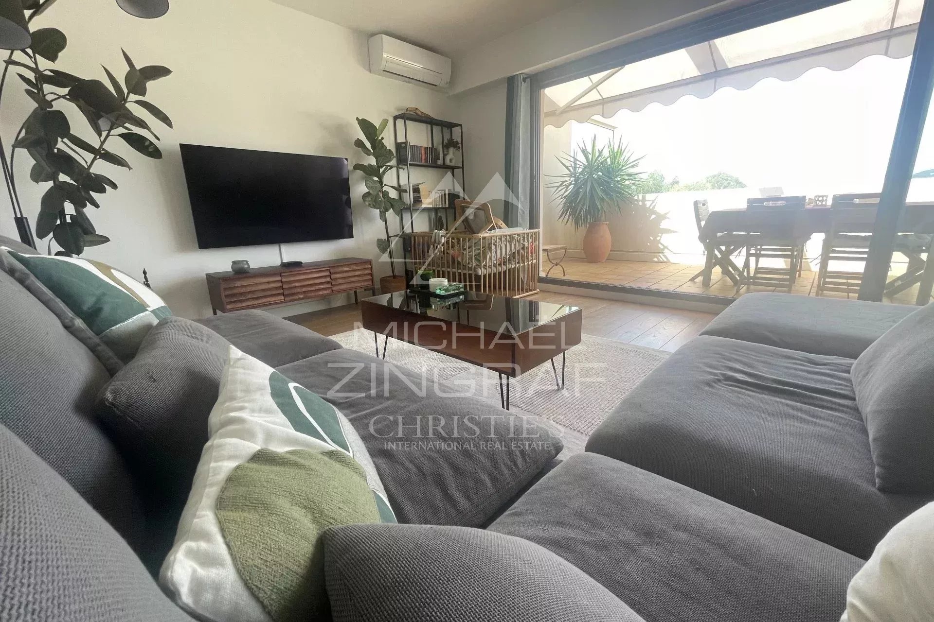 Dernier Étage Antibes – Appartement 4 Pièces avec Vue d’Exception et Prestations de Luxe