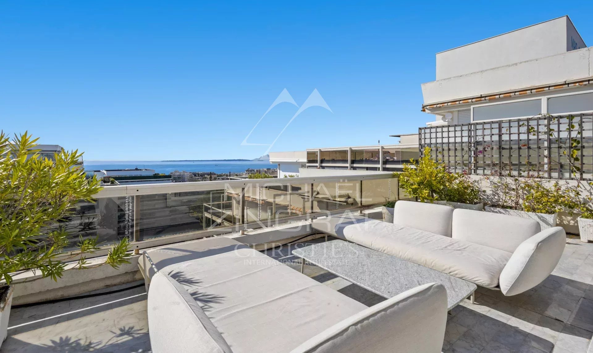 JUAN-LES-PINS – Rostagne : Villa sur le toit avec vue mer panoramique