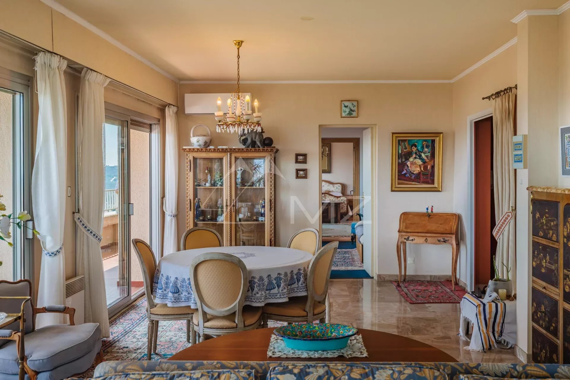 Flat with terrace and panoramic view near Avignon