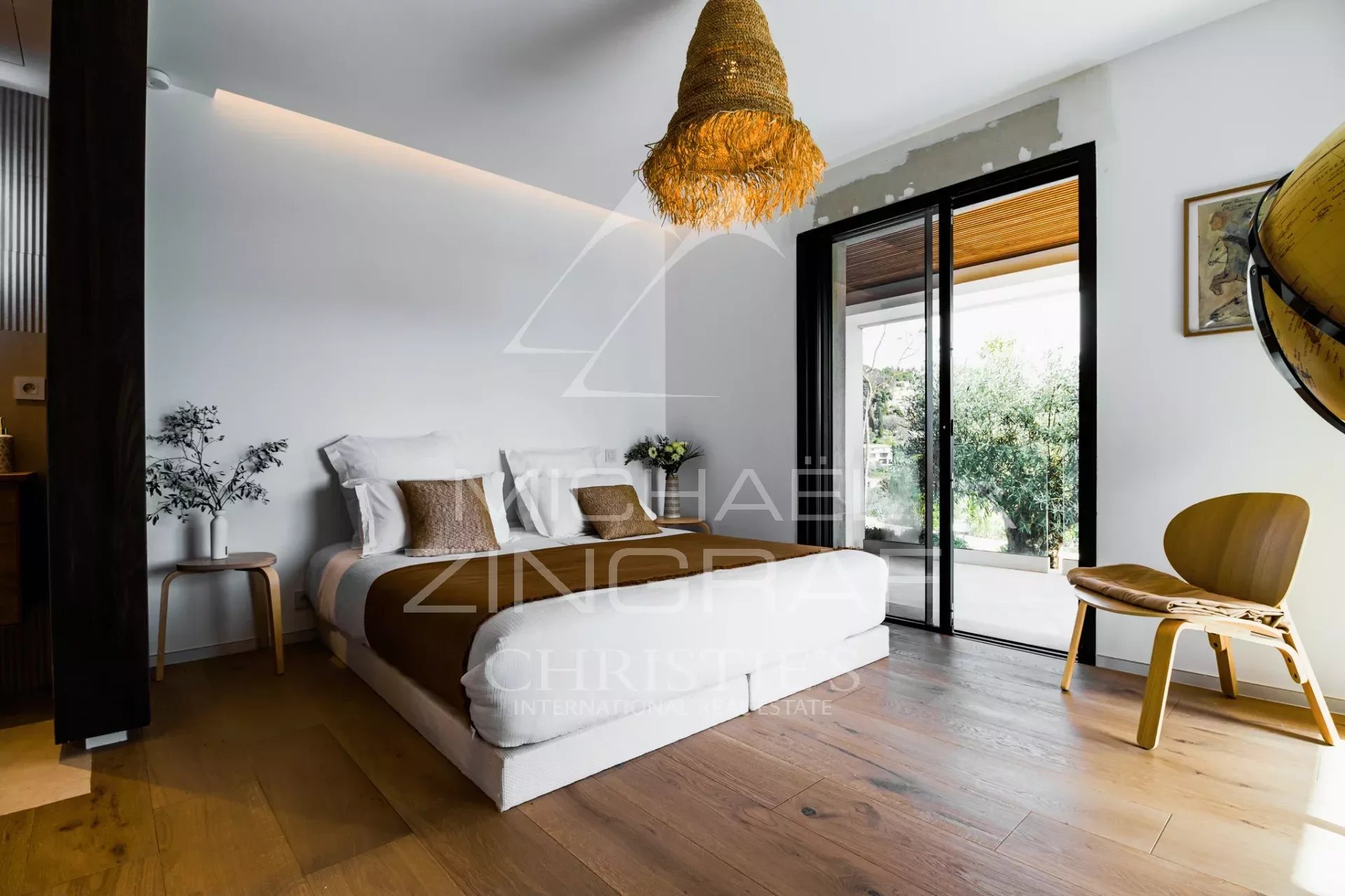 MOUGINS - 5 bedroom contemporary villa