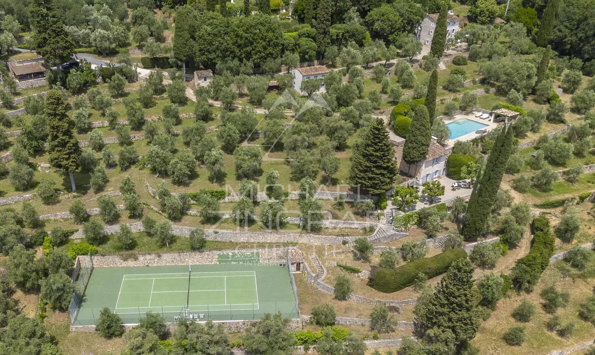 Domaine vue mer et lac, oliveraie , tennis avec villa  principale et pavillon d'hôtes.