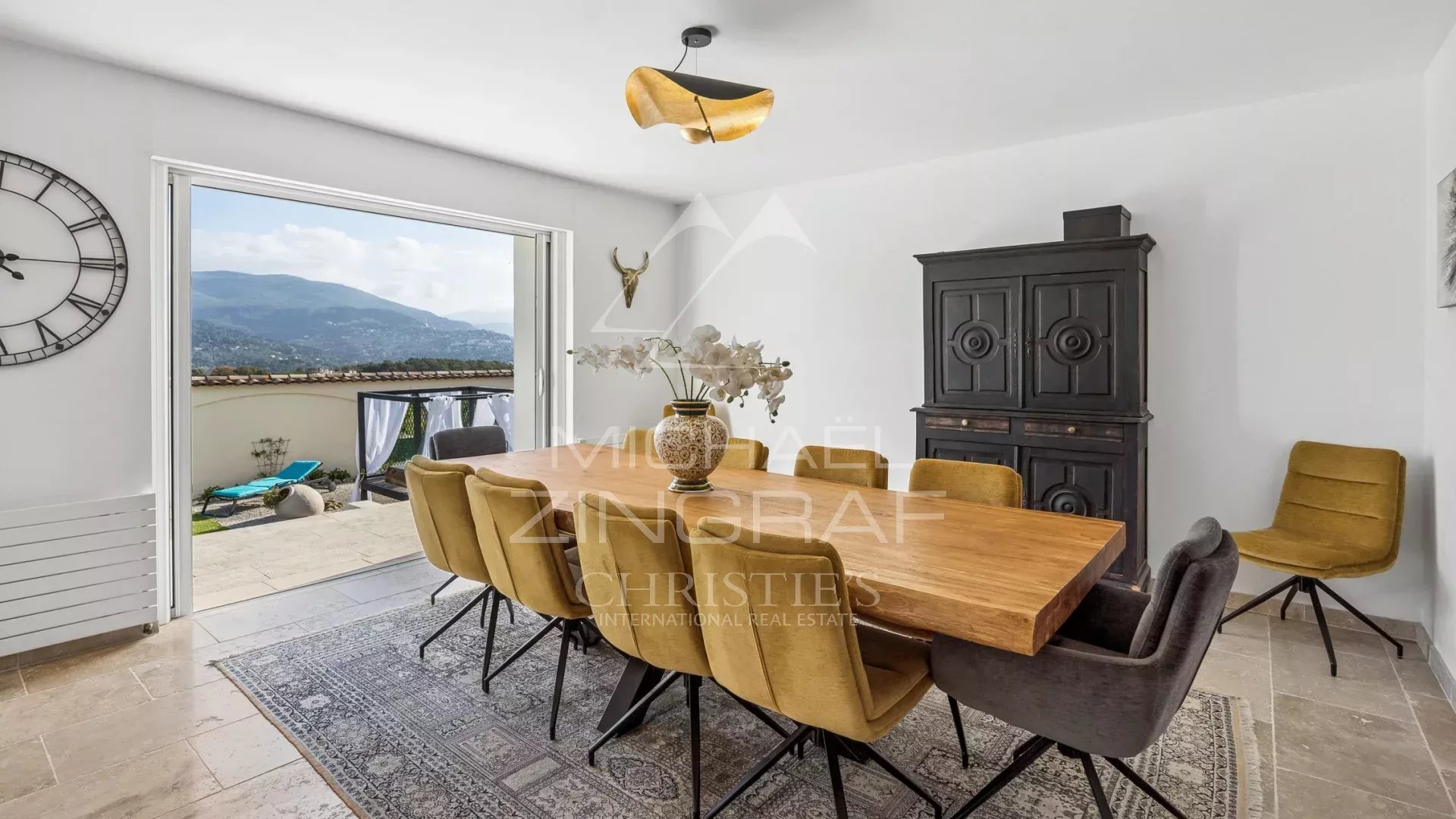 Elegante villa avec vue dégagée sur les collines