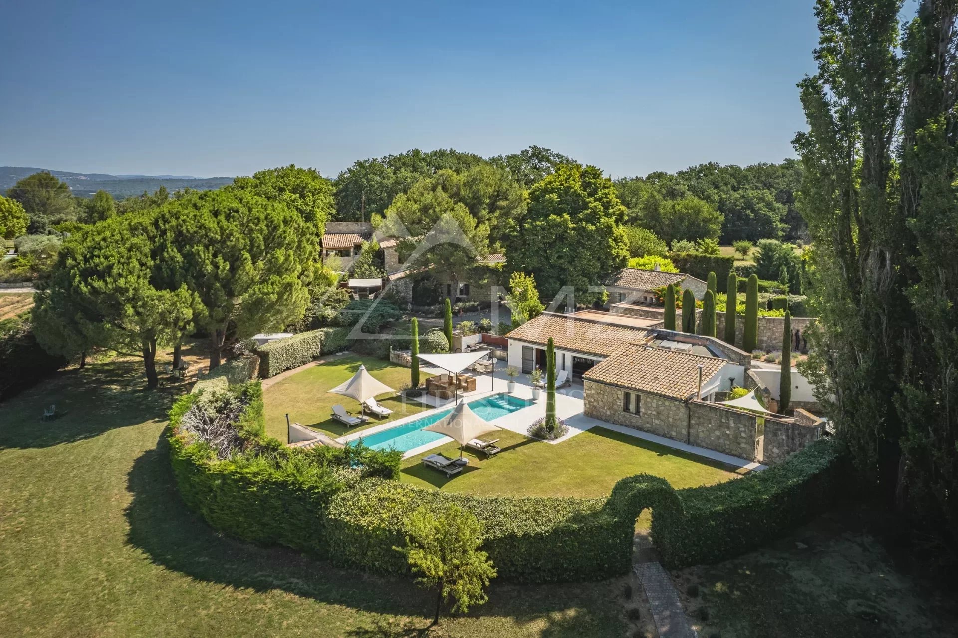 Luberon - Property of character with cottages