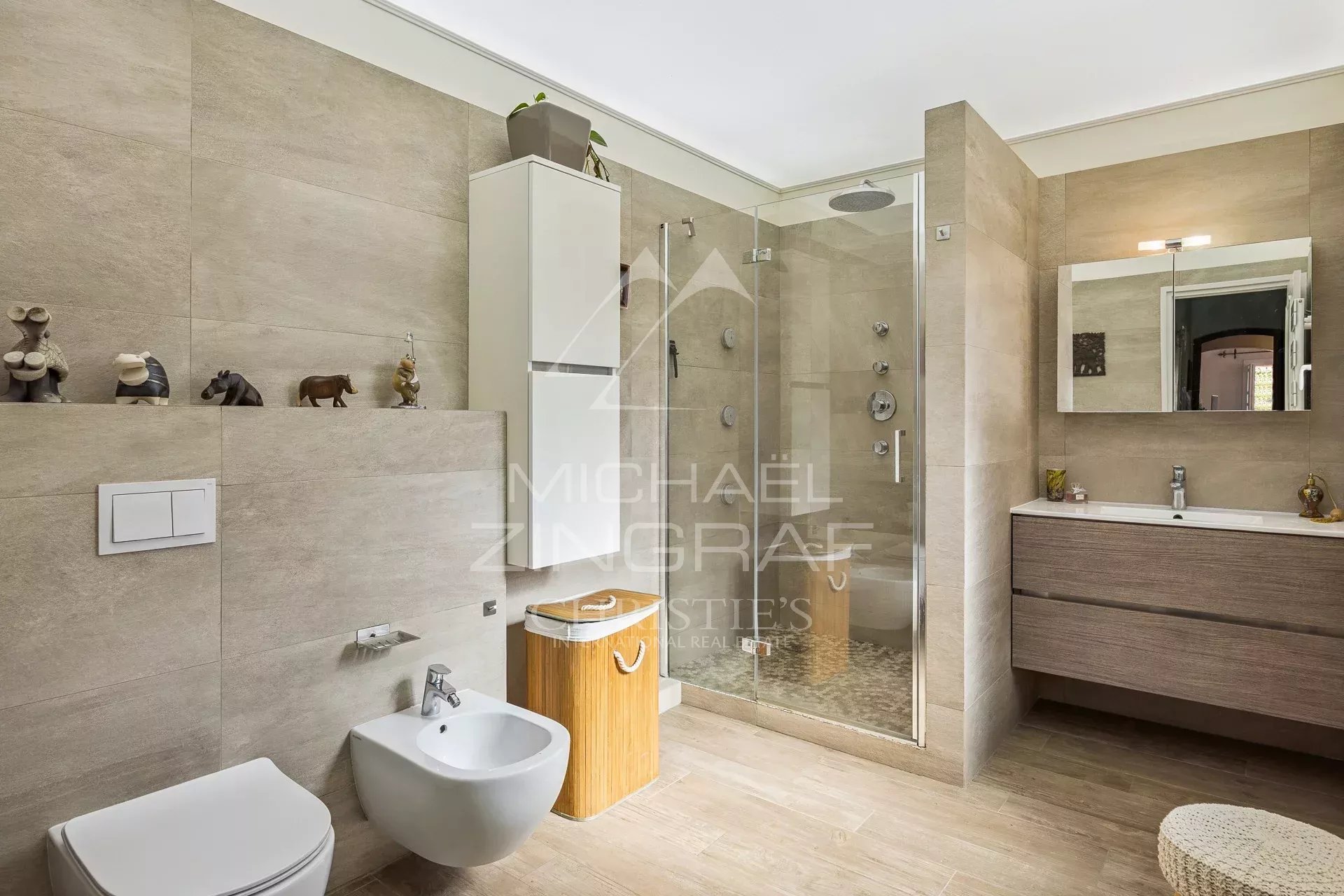 ANTIBES – SAINT-MAYMES – RUHIGE LAGE UND GROSSZÜGIGE RÄUME