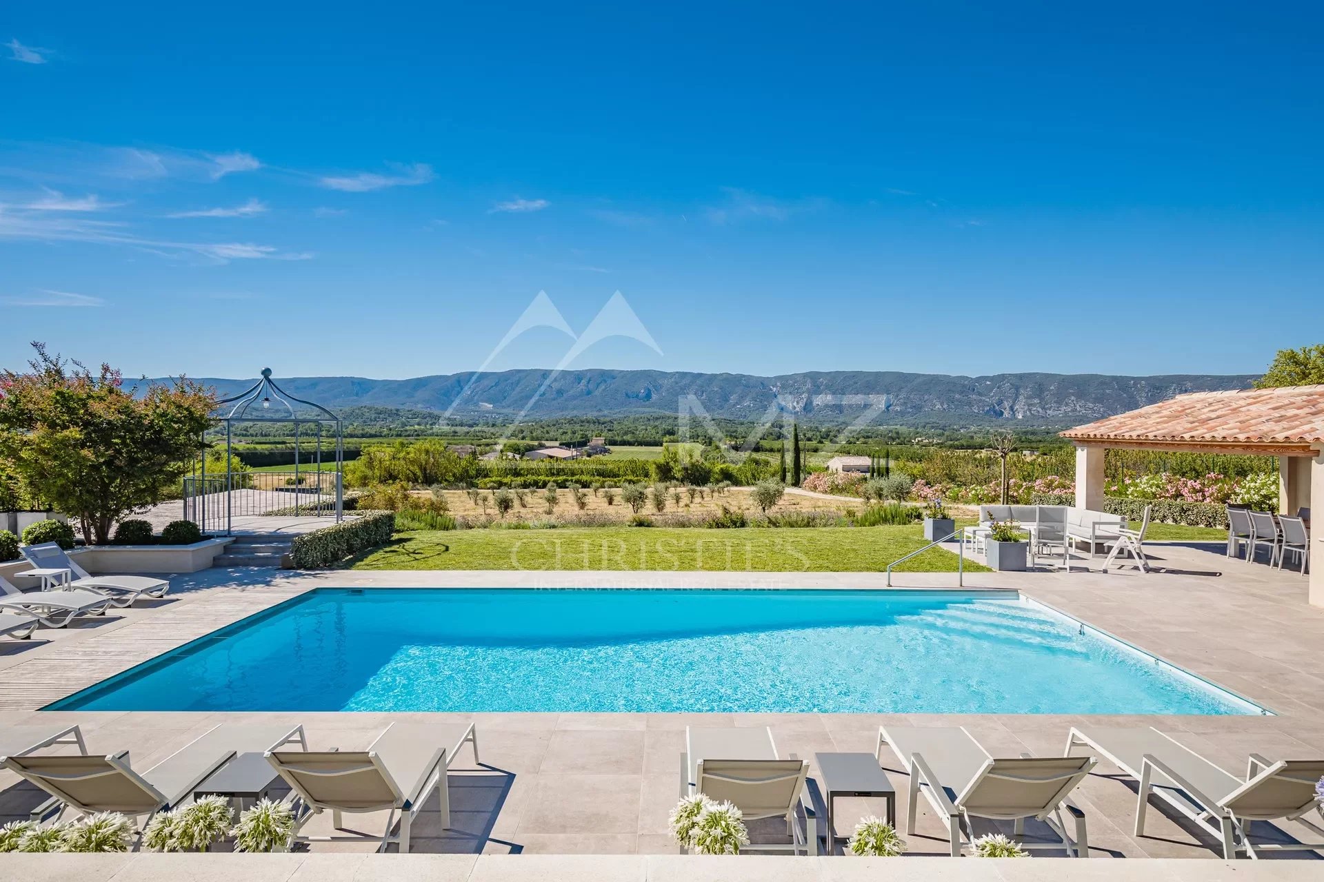 Gordes - Comfortable holiday home with heated pool
