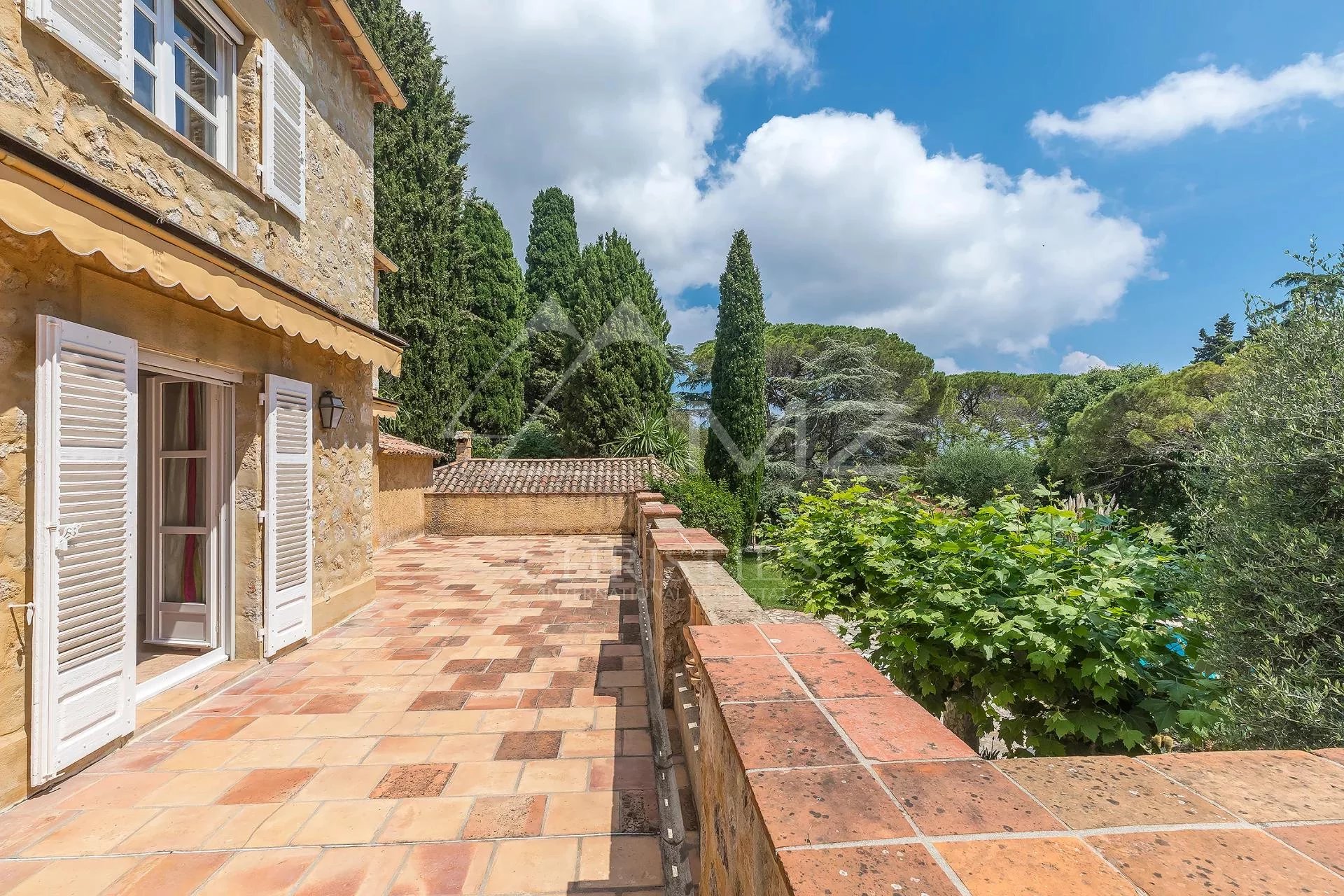Provençal residence nestled in the heart of a private estate - Antibes
