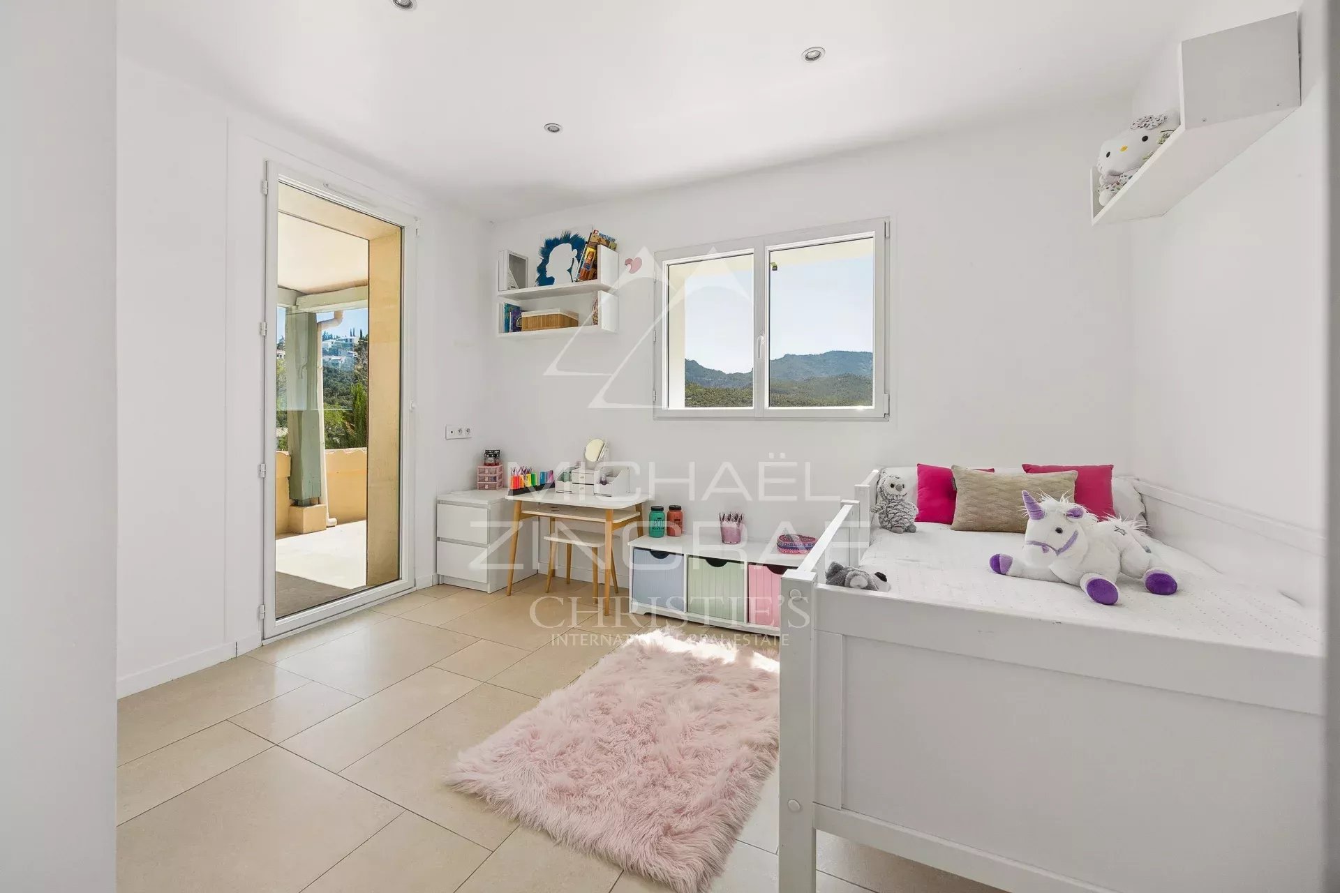 Zeitgenössische Villa mit unverbaubarem Panoramablick