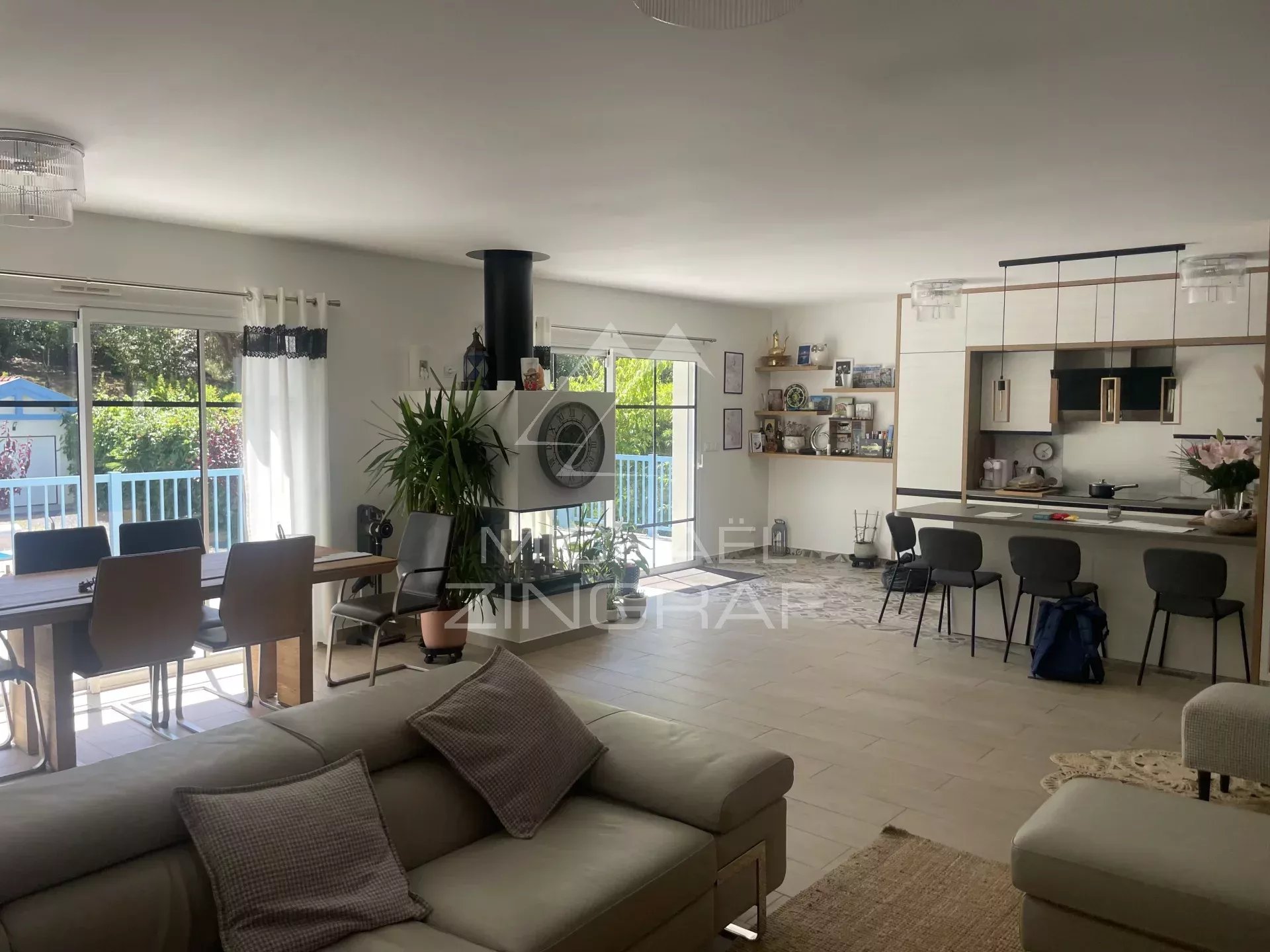 Belle et spacieuse maison neuve en ville d'hiver