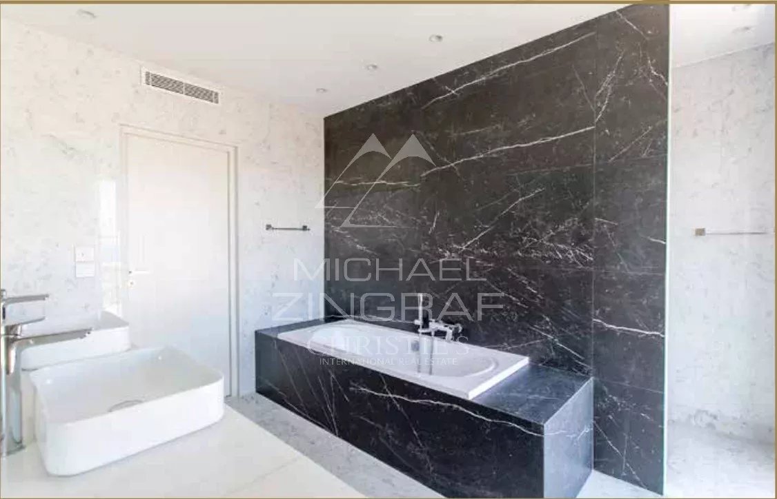 SPLENDID RENOVATED CONTEMPORARY VILLA OF 320 SQM LOCATED IN A PRIVATE ESTATE