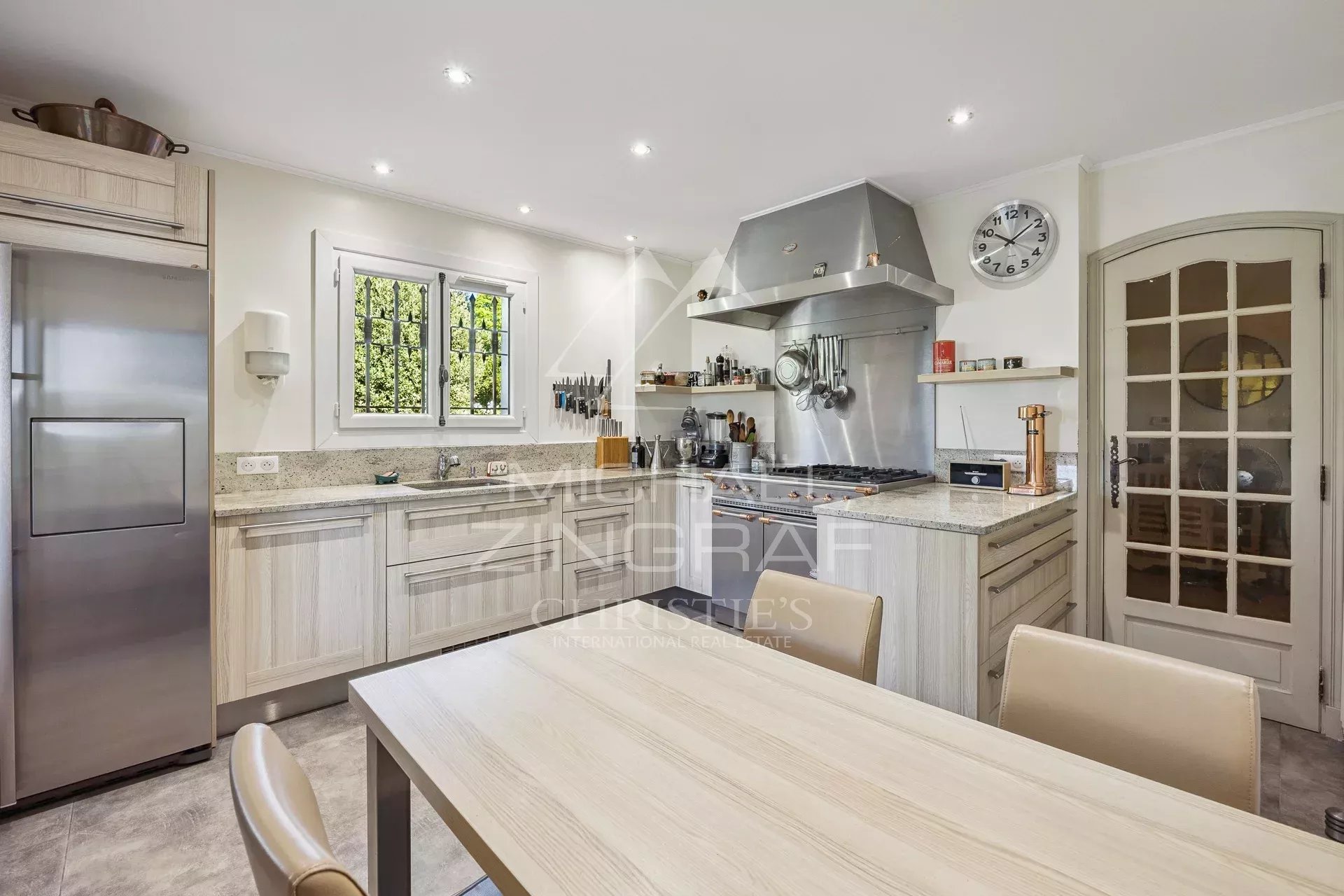 ANTIBES – SAINT-MAYMES – RUHIGE LAGE UND GROSSZÜGIGE RÄUME