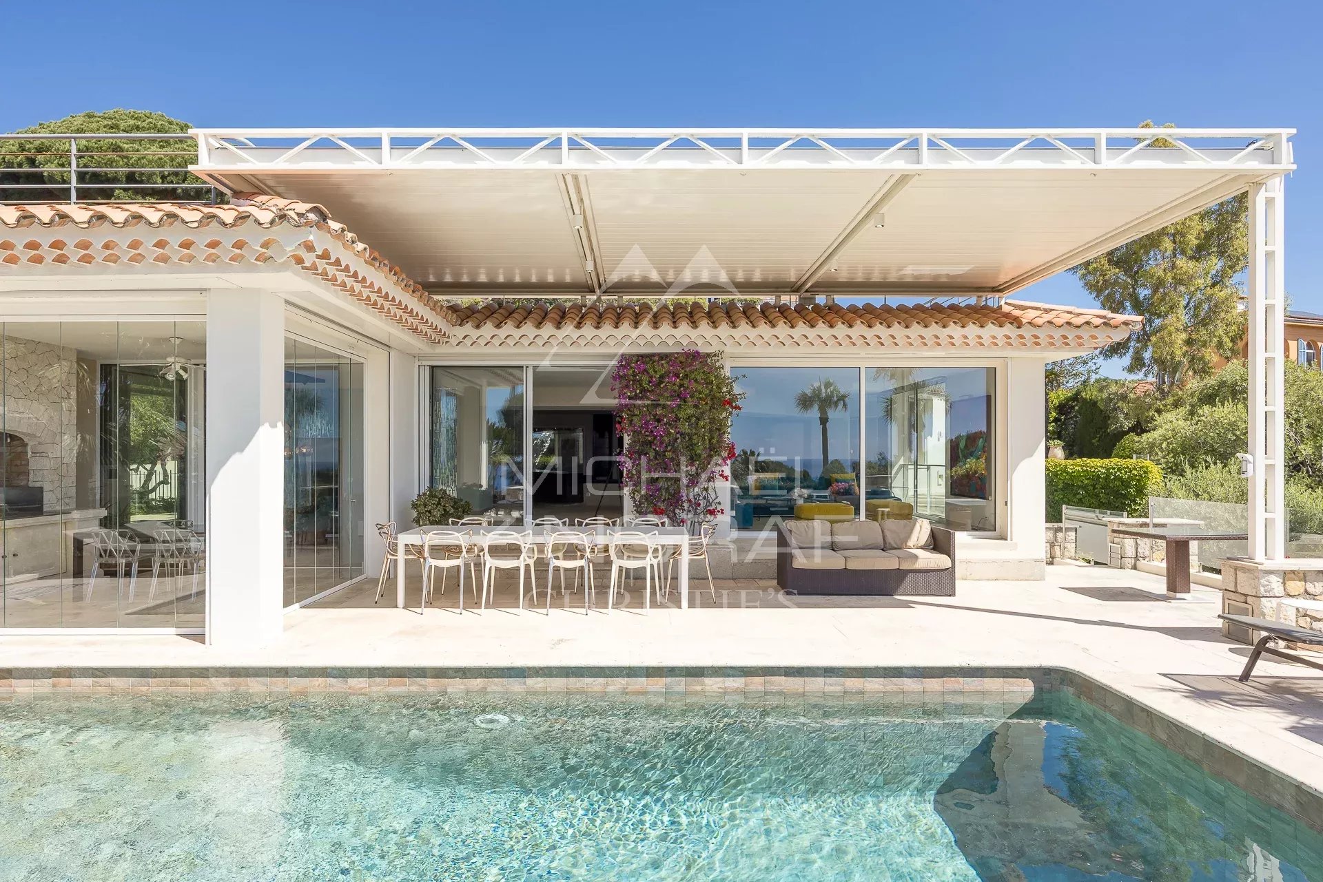 Cannes – Croix-des-Gardes – Architect-designed villa with panoramic sea views