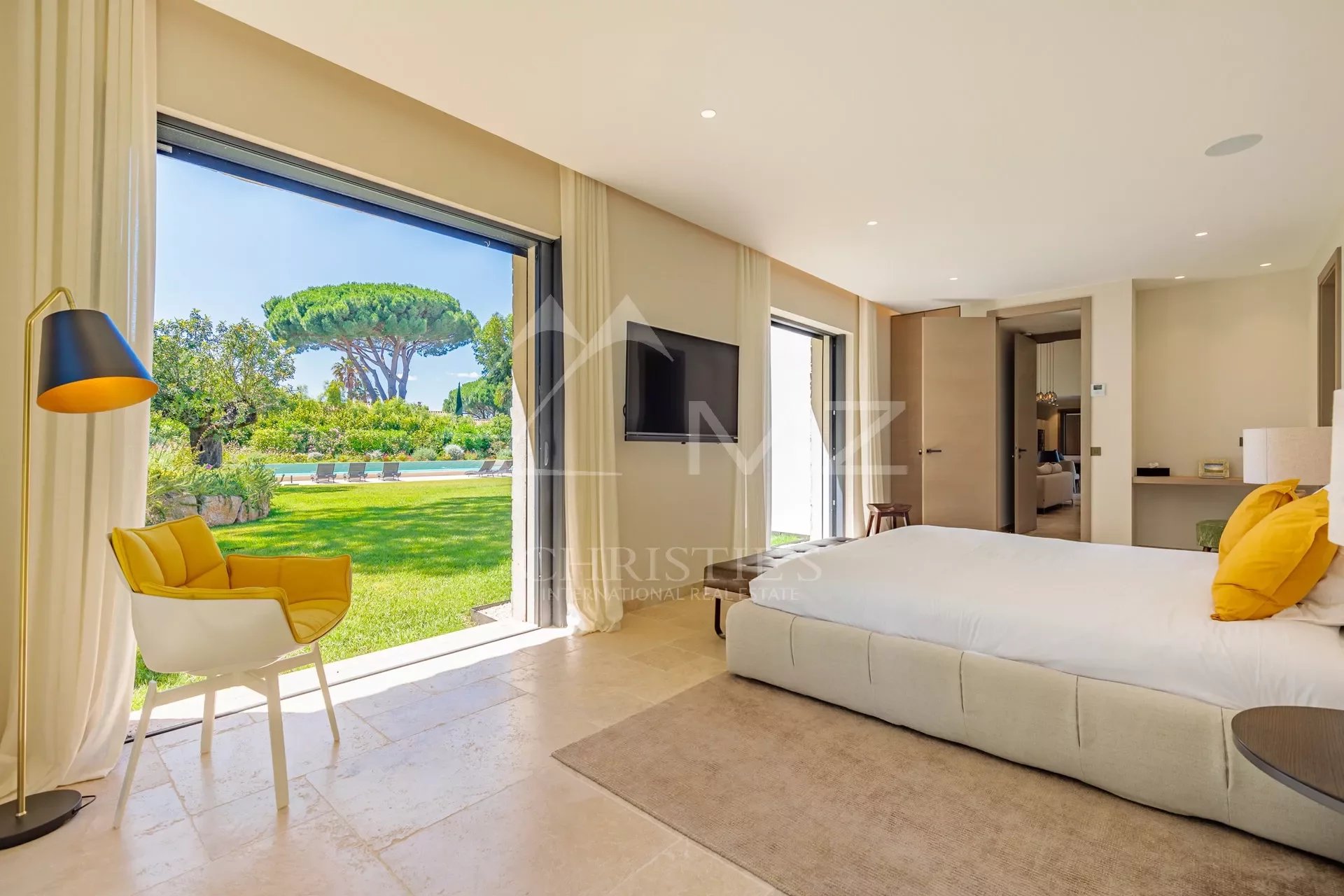 Saint-Tropez - Contemporary villa close to the beach