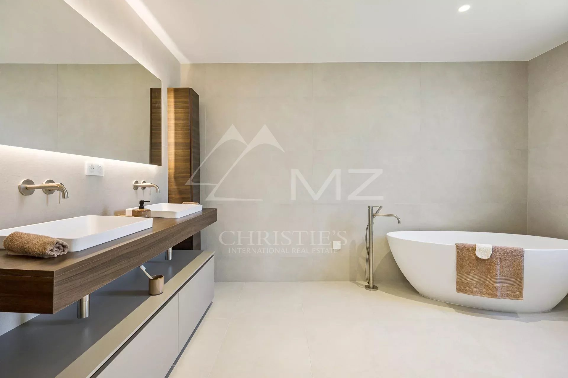 Villa contemporaine d’exception avec vue panoramique sur la mer et le Massif de l’Estérel Un bien rare où l’élégance rencontre la nature.