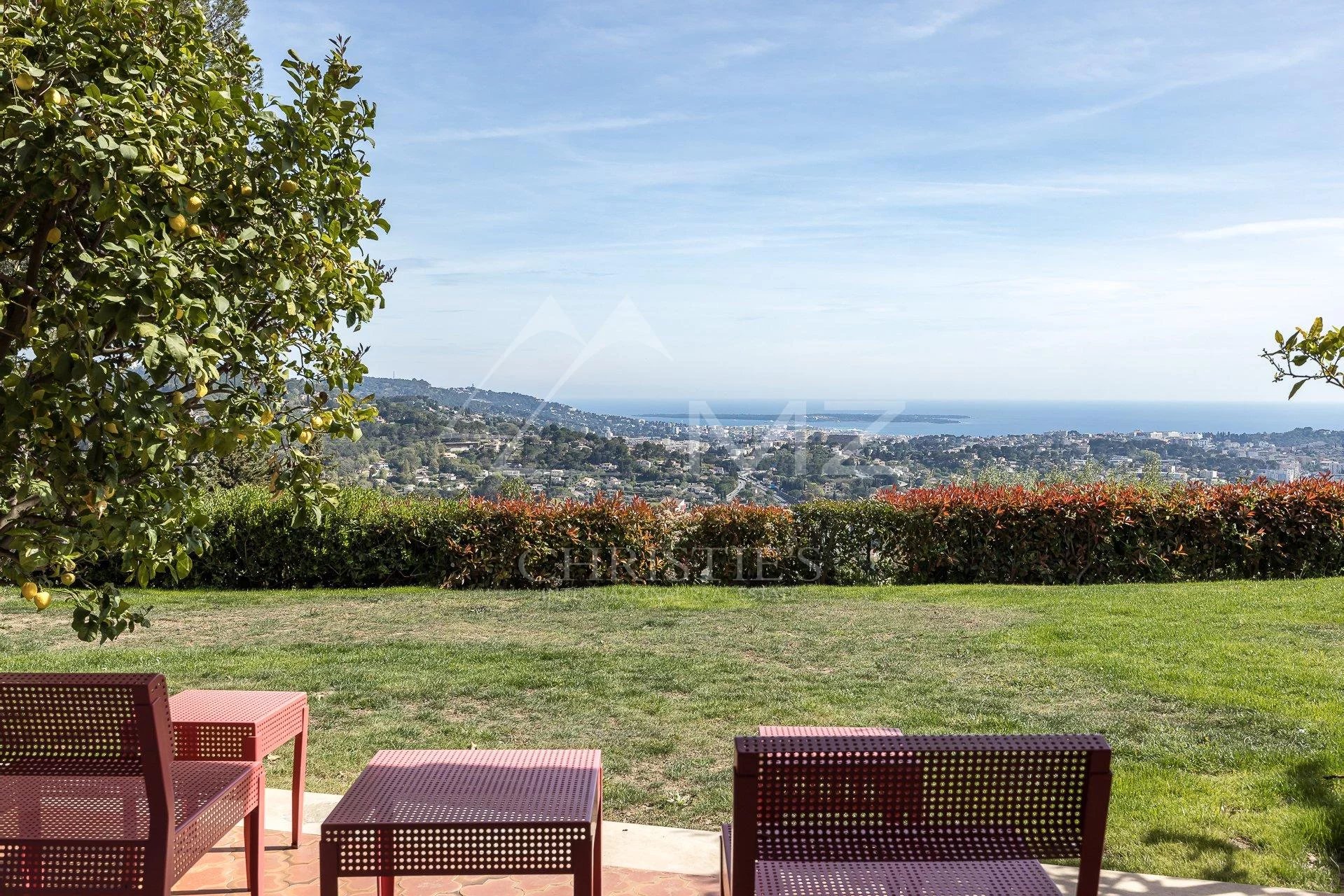In the heart of the village of Mougins - Palatial Villa with extraordinary view from the sea to the alps