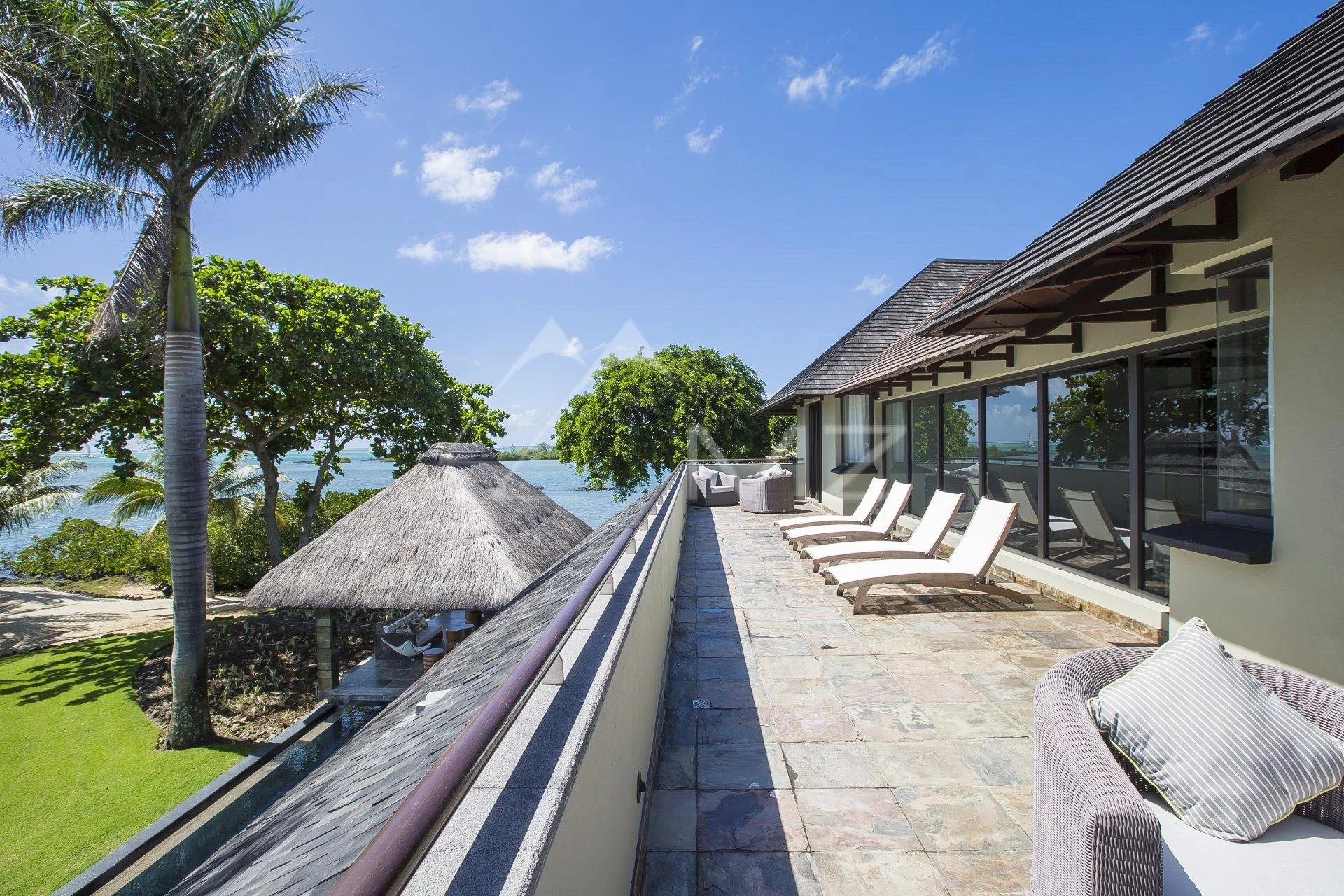 Mauritius - 5 bedrooms beachfront villa