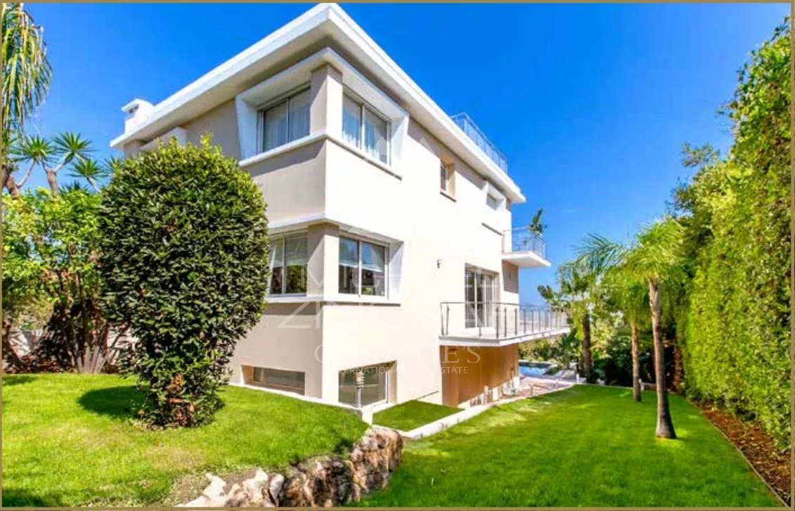 SPLENDID RENOVATED CONTEMPORARY VILLA OF 320 SQM LOCATED IN A PRIVATE ESTATE