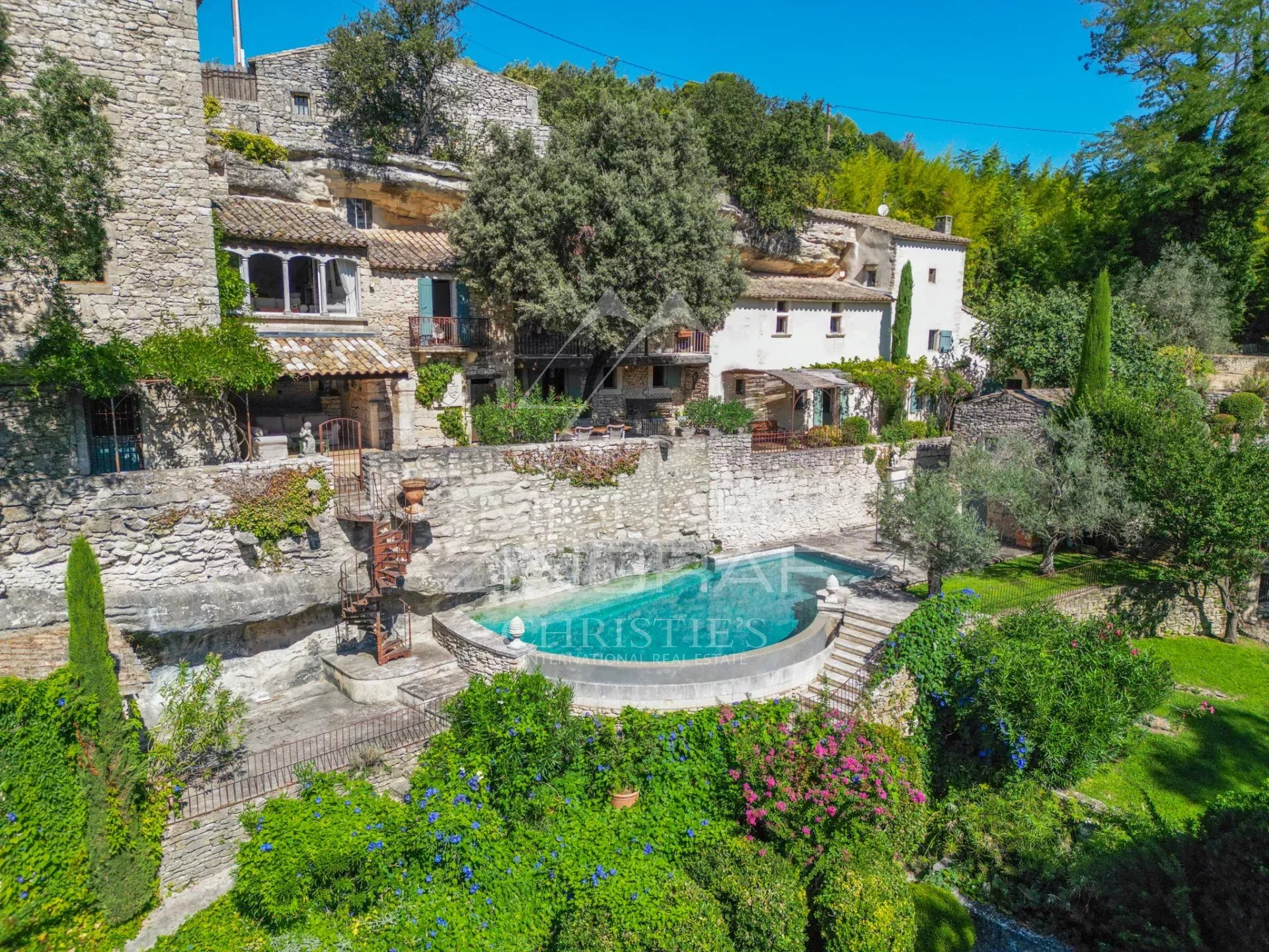 Exclusivité - Propriété troglodyte unique au cœur du Luberon