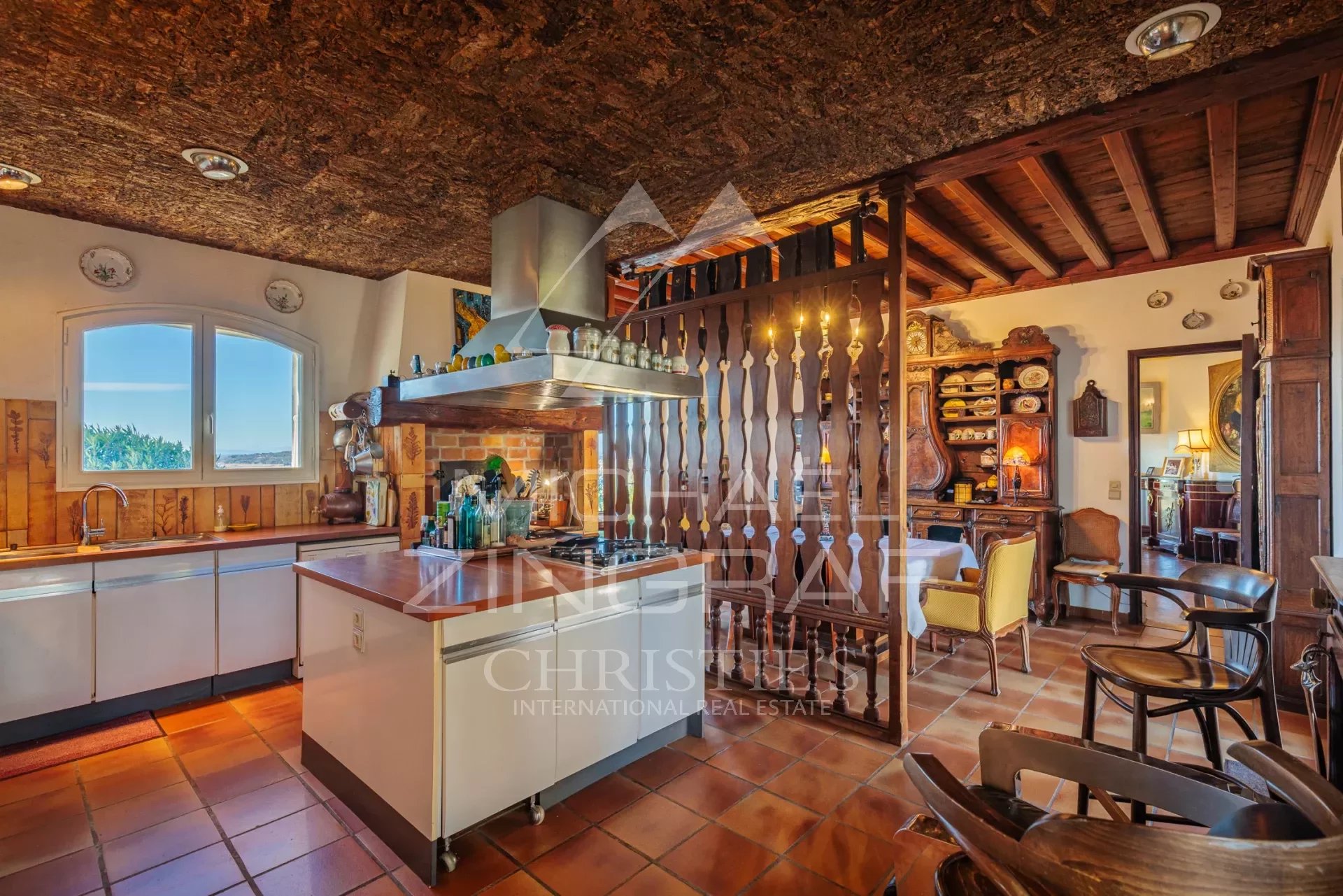 Stone house with panoramic views, close to Fontvieille
