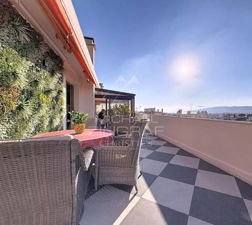 Juan-les-Pins – Außergewöhnliche Wohnung im obersten Stockwerk, großzügige Räume, Sonne und Meerblick