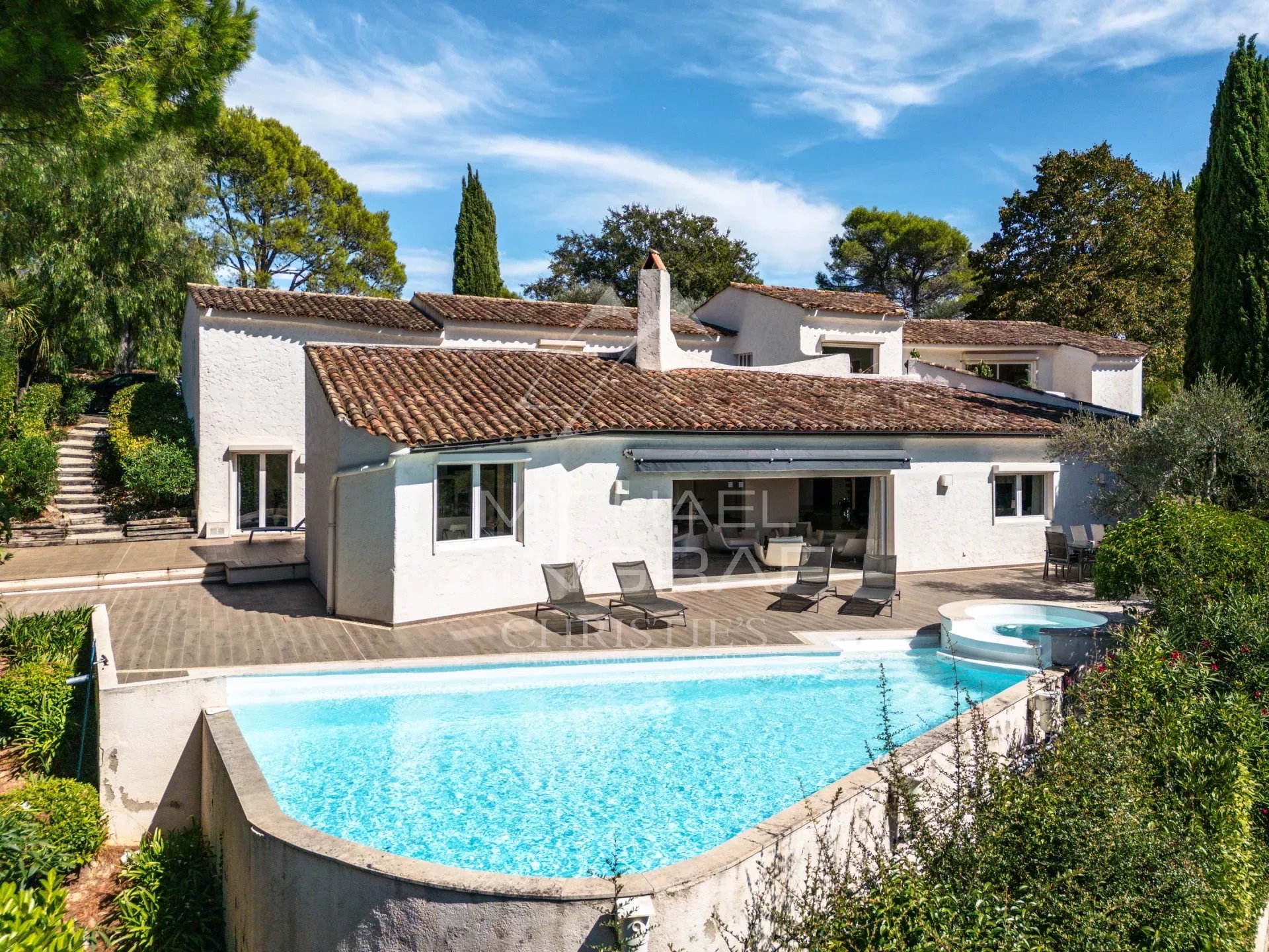 Close to Mougins - Spendid villa in gated domain
