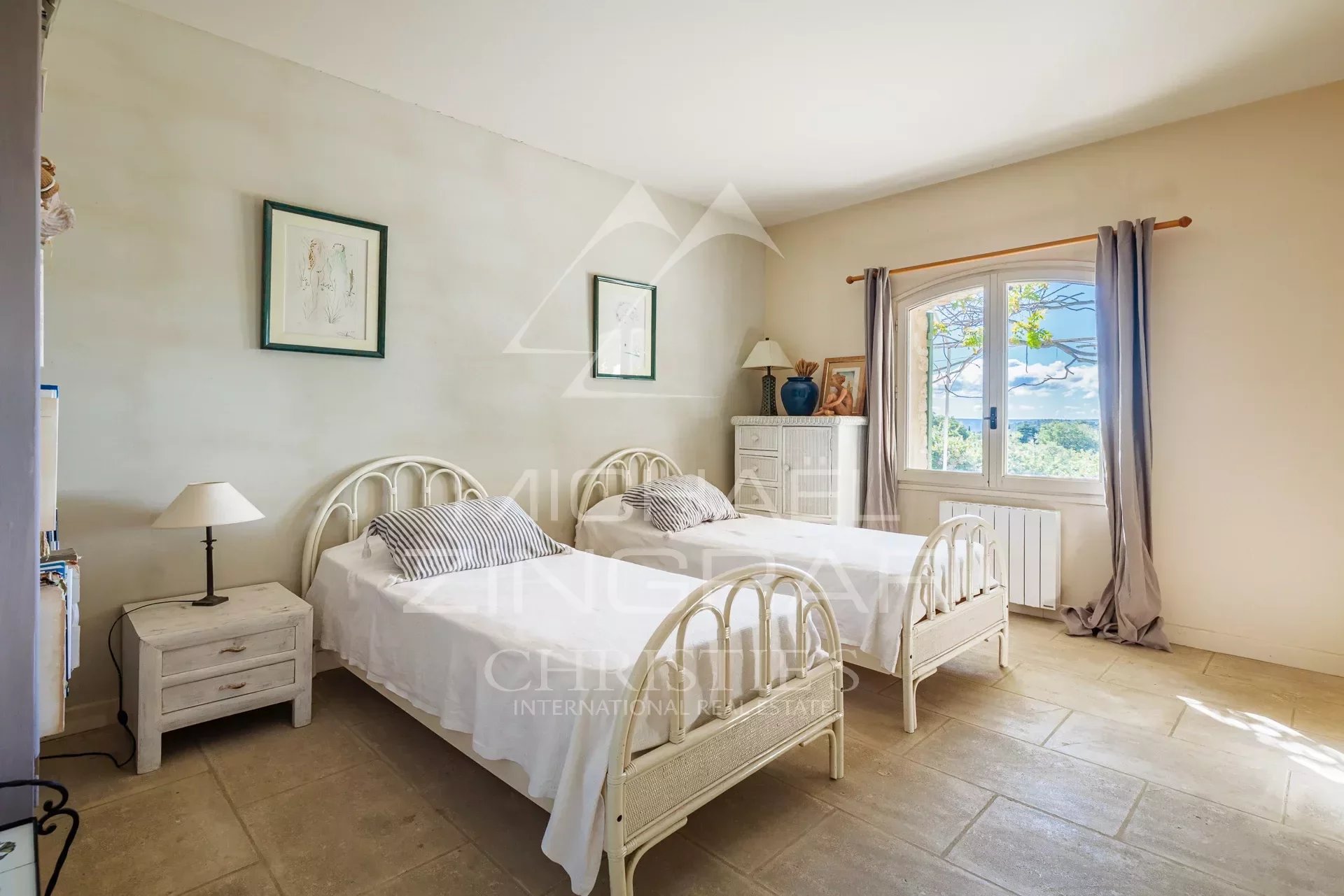 Superb property with  fantastic view of the Luberon