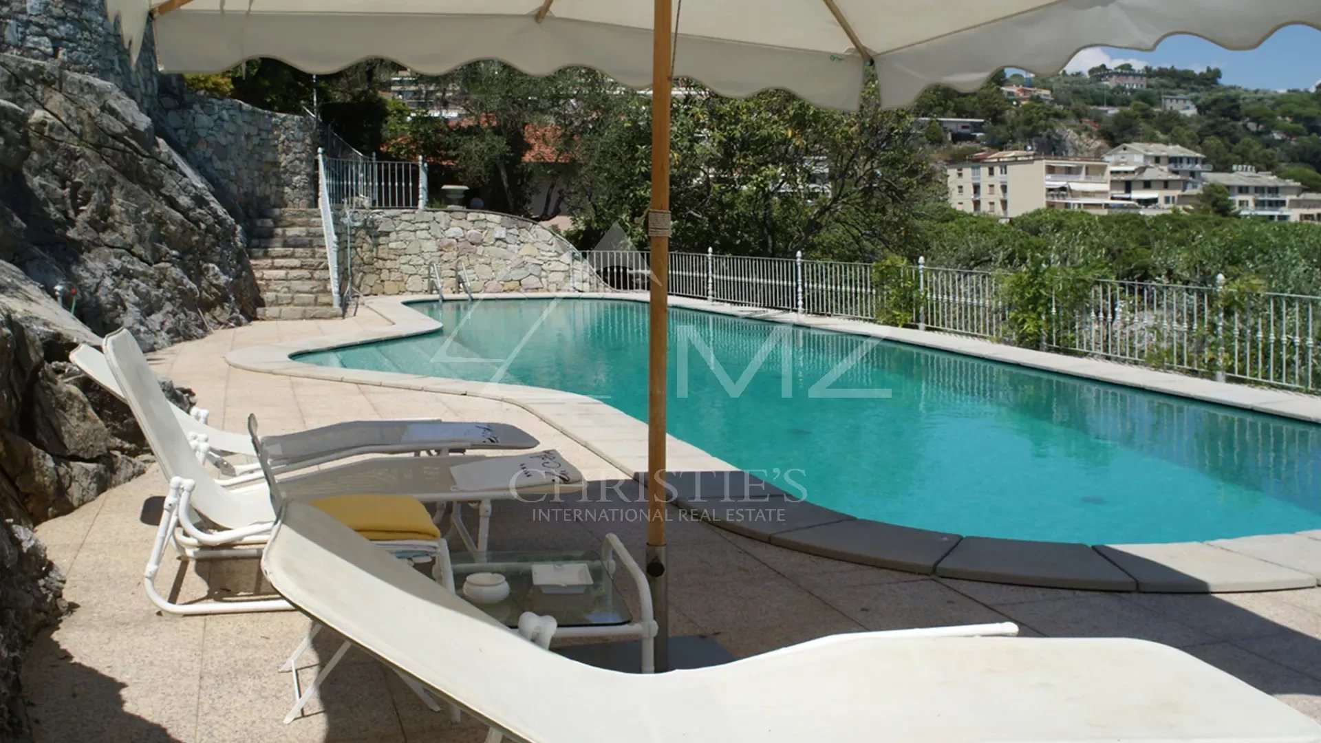 Villa historique de prestige avec dépendances, piscine et parkings, sur l'eau à Portovenere