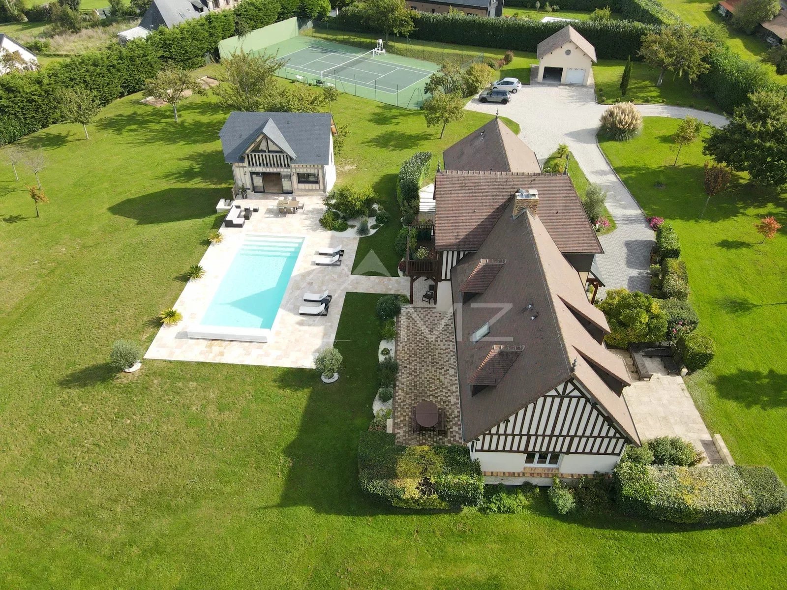 PROPERTY WITH SWIMMING POOL